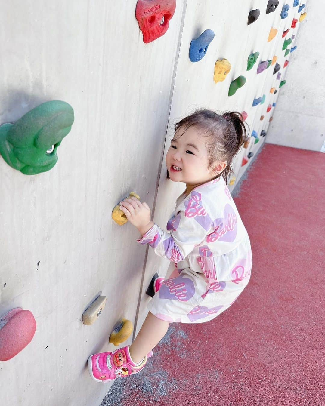 石田安奈のインスタグラム：「あなたは野生的で良いわね😎 1歳の頃から登る練習してたからか腕の力強め。  元気な女の子💕💕💕 最近のお気に入りはアンパンマンシューズ。 これしか履いてくれません🥹 服はH&M❤️バービー可愛いから買ったけど彼女はなかなかこの服を着たがりません。でも着てほしいのでお菓子で釣って着せました。笑  #女の子#女の子ママ#育児#子育て#ママ友募集 #ママと繋がりたい #公園」