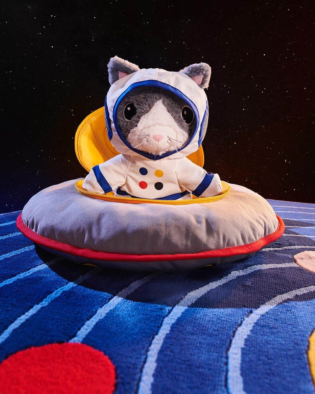 IKEA JAPANさんのインスタグラム写真 - (IKEA JAPANInstagram)「宇宙がテーマのAFTONSPARV/アフトンスパルヴ コレクションが登場🚀🌒 ㅤ 宇宙が大好きな子どもたちとのコラボレーションで生まれたこのコレクション。宇宙飛行士や宇宙人のソフトトイ、暗闇で光るカーテンなど、部屋を宇宙空間に変身させるおもちゃがそろっています。 リサイクル素材がたくさん使われており、サステナブルな視点もイケアならでは🌱 ㅤ 3～7歳の宇宙好きの子どもたちのグループとのコラボレーションにより生まれたこのコレクションは、彼らの知識やアイデアをふんだんに取り入れているため、より子どもが楽しめるものになっています。 ㅤ さらに、イケアのソフトトイはすべて洗濯機で丸洗いでき、また誤飲の可能性があるボタンやビーズなども不使用なので、小さなお子さまも安心して遊んでいただけます✨ ㅤ AFTONSPARV/アフトンスパルヴで宇宙を冒険しよう🛸 ⁡ #イケア #IKEAオンラインストア #サステナブル #サスティナビリティ #おうち時間 #インテリア #家具 #ワンルームインテリア #一人暮らし #部屋作り #新商品 #子供部屋 #キッズルーム #キッズスペース #子供机 #子ども収納」10月20日 11時08分 - ikeajapan