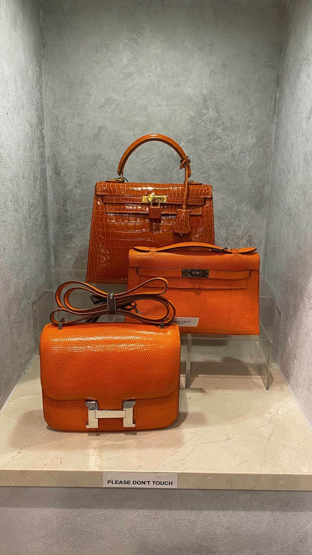 Vintage Brand Boutique AMOREのインスタグラム：「IG Live for Hermes & more w/ Alicia🍊✨」