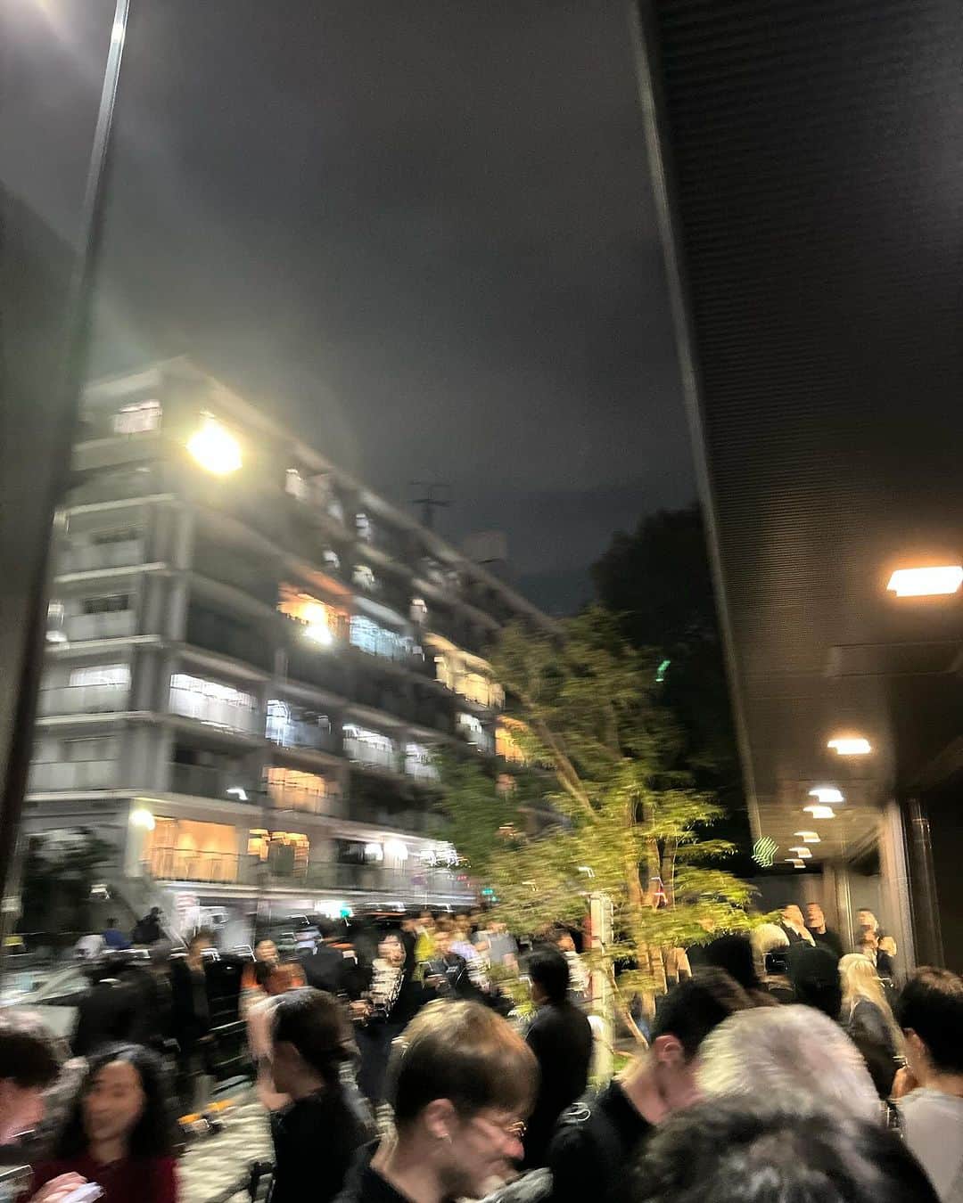 McGuffinさんのインスタグラム写真 - (McGuffinInstagram)「⚡McGuffin Street News⚡  リック・オウエンス（RICK OWENS）が、5冊目となるビジュアルブック「MORE RICK OWENS PHOTOGRAPHED BY DANIELLE LEVITT」の発売を祝して、10月19日にサイン会イベントを開催。 会場であるRICK OWENS STORE TOKYOに潜入した。  @rickowensonline  @rickowensstoretokyo   リック・オウエンス（RICK OWENS）のデザイナーである、リック・オウエンス本人の日本来日は21年ぶりとなる。会場はサインを求めるファン達の熱気に溢れ、イベント終了まで長蛇の列が続いていた。  ビジュアルブック「MORE RICK OWENS PHOTOGRAPHED BY DANIELLE LEVITT」は10月19日よりRICK OWENS STORE TOKYOにて発売開始。  #rickowens #リックオウエンス」10月20日 11時10分 - mcguffin_official