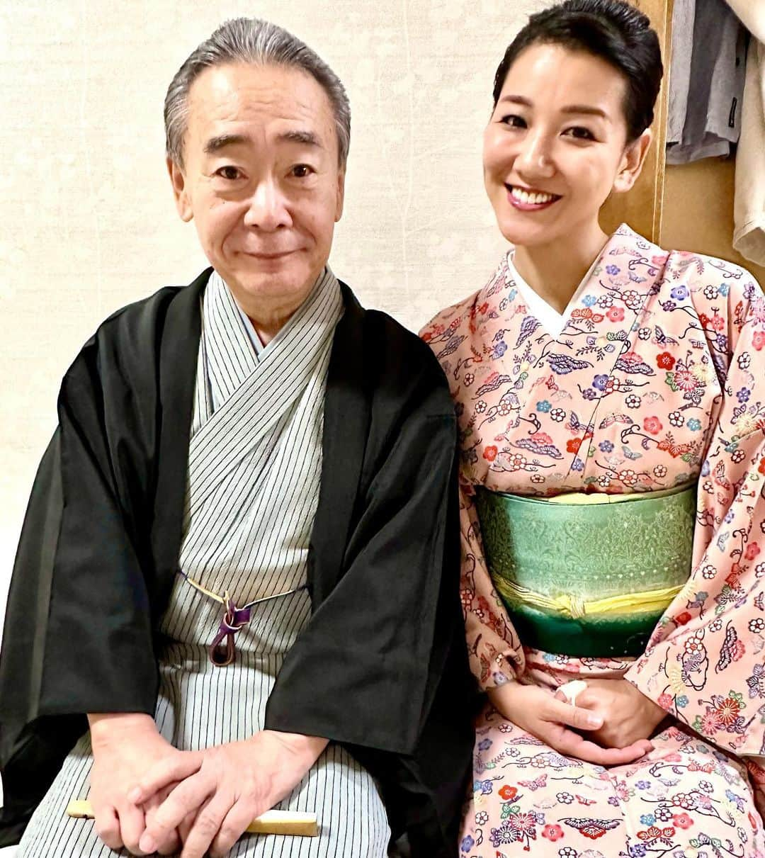 林家あずみさんのインスタグラム写真 - (林家あずみInstagram)「昨日は『小遊三・たい平2人会』に出演させていただき、 夢空間さんのSNS用に写真撮影の際に真ん中誰行くの譲り合いの結果 何故か私が真ん中😂❤️ 嬉しいです😍  そして鈴本演芸場は貸し切りでの公演で  浅草演芸ホールに移動して３ヶ所の掛け持ちさせてもらえました😆✨  実は鈴本演芸場の出番は人間国宝の雲助師匠の前方の出番で 浅草演芸ホールは人間国宝の雲助師匠と一之輔師匠に挟まれた出番です😍  雲助師匠とツーショット撮っていただけました❤️ わーい！！ 嬉しいです😍  #きゅりあん #小遊三たい平2人会 #鈴本演芸場 #浅草演芸ホール #雲助師匠 #林家あずみ」10月20日 11時12分 - kurohime424