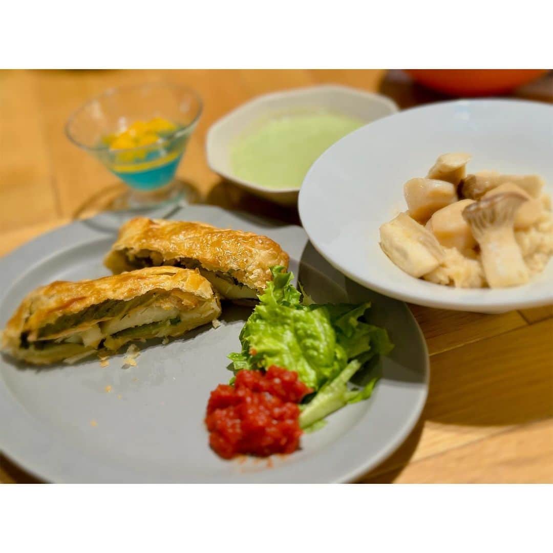 神戸麻衣さんのインスタグラム写真 - (神戸麻衣Instagram)「最近の🍳  ⭐️紅芋とアップルカスタードのタルト🥧 紅芋クリームを編みあみ☺︎🎀 いつもケーキ作る時はお友達の家に行く時なんだけど、仕事パンパン過ぎて予定立てられず、でも作りたくて🥹 4日に分けて食べる🍰  ⭐️ 秋鮭のパイ包み焼き🐟 ホタテとエリンギのリゾット🦪 ブロッコリーのポタージュ🥣 サイダーゼリー✴︎ パイ包み焼きは、トマトソースよりもクリームソースが好きだな〜🙃 次はクリームソースで作ろ💪  ⭐️ 2種のフォッカッチャ〜青ネギとカマンベール&ビーツ🥖 青ネギ、カマンベール、ミニトマトの方は塩ニンニクベースの味付けで、ビーツの方はベーコンと玉ねぎ☺️ 普段あまりパンは食べないけど、フォッカッチャ好きなんだ〜👌 今度はシンプルにオリーブのフォッカッチャを作ろうかな✨  ⭐️ 塩釜ローストポーク🐖 野菜とペンネグリル✳︎ 塩釜を作るのが手間だけど、味が染みやすいので加減と工夫が大切だな〜🙂 想像より塩とメレンゲ使う🧂  今日も仕事頑張ろ💪  #手作り #お菓子作り #料理 #紅芋タルト #パイ包み #塩釜焼き #ローストポーク #フォッカッチャ #パン作り」10月20日 11時16分 - mai_g916