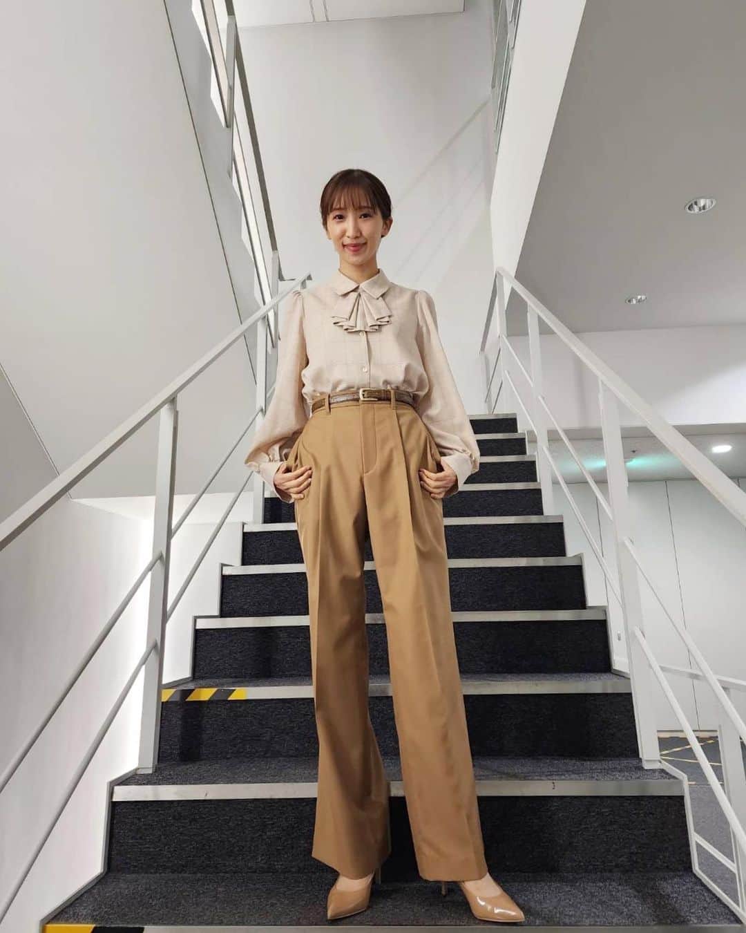 眞家泉のインスタグラム：「. 2023/10/17火 blouse  #TIARA pants  #MilaOwen pierce  #ete hair&make  @emi_ogiwara   #衣装 #報道ステーション #報ステ #テレビ朝日」