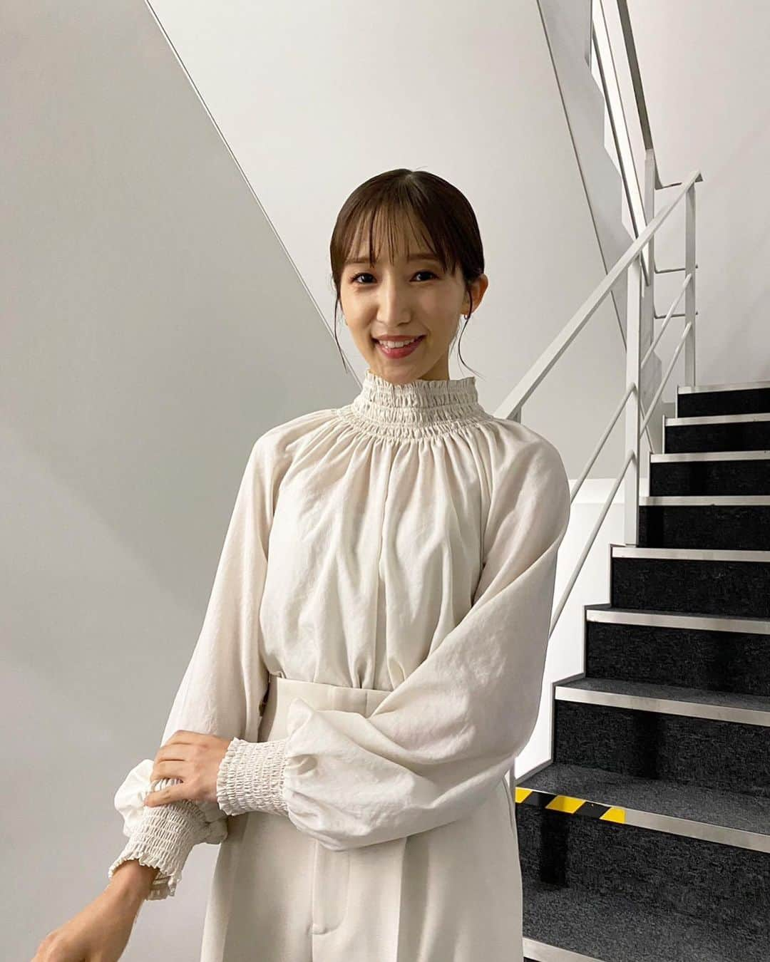 眞家泉さんのインスタグラム写真 - (眞家泉Instagram)「. 2023/10/18水 blouse  #TIARA pants  #TIARA pierce  #Jouete hair&make  @emi_ogiwara   #衣装 #報道ステーション #報ステ #テレビ朝日」10月20日 11時18分 - maie_izumi