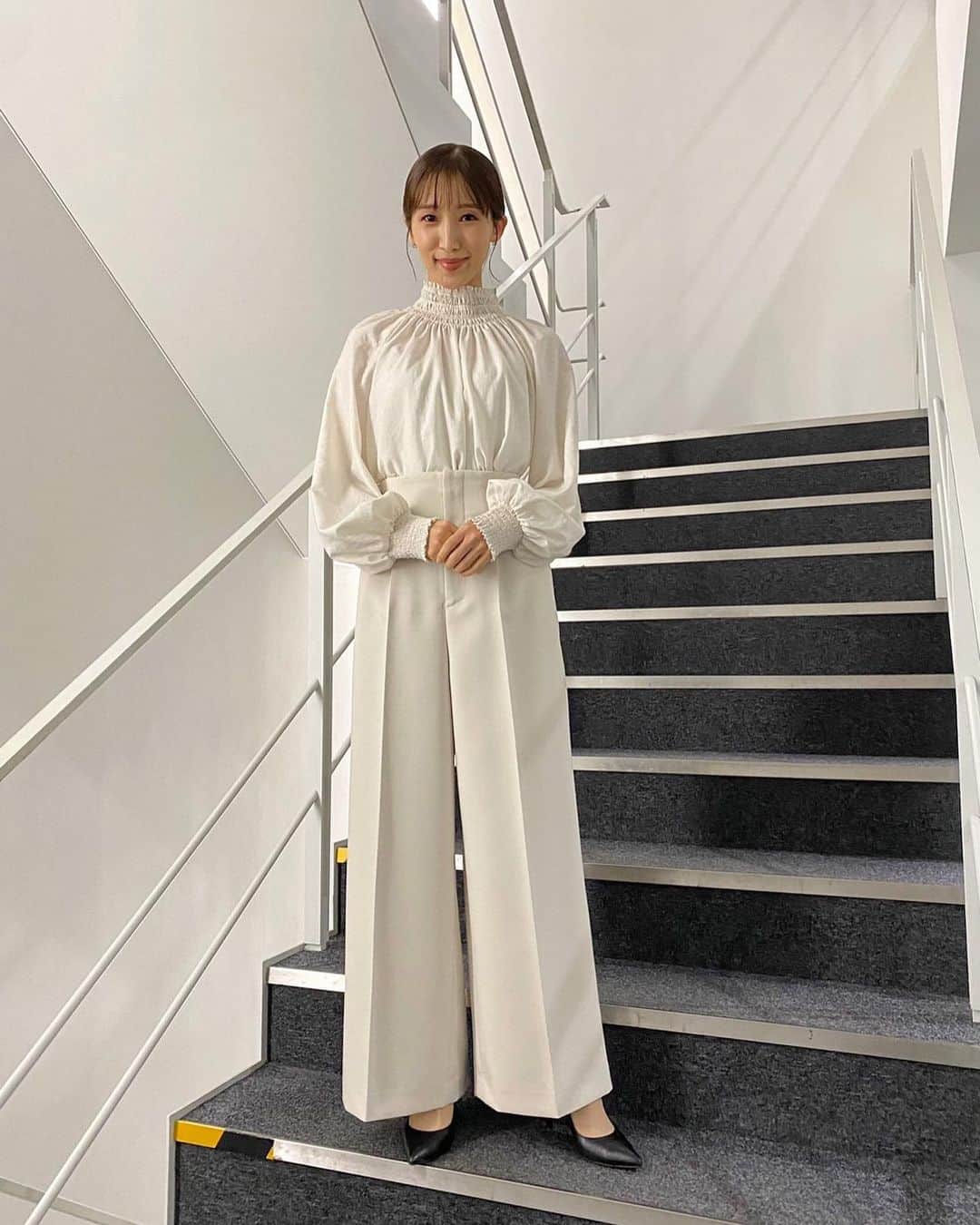 眞家泉のインスタグラム：「. 2023/10/18水 blouse  #TIARA pants  #TIARA pierce  #Jouete hair&make  @emi_ogiwara   #衣装 #報道ステーション #報ステ #テレビ朝日」