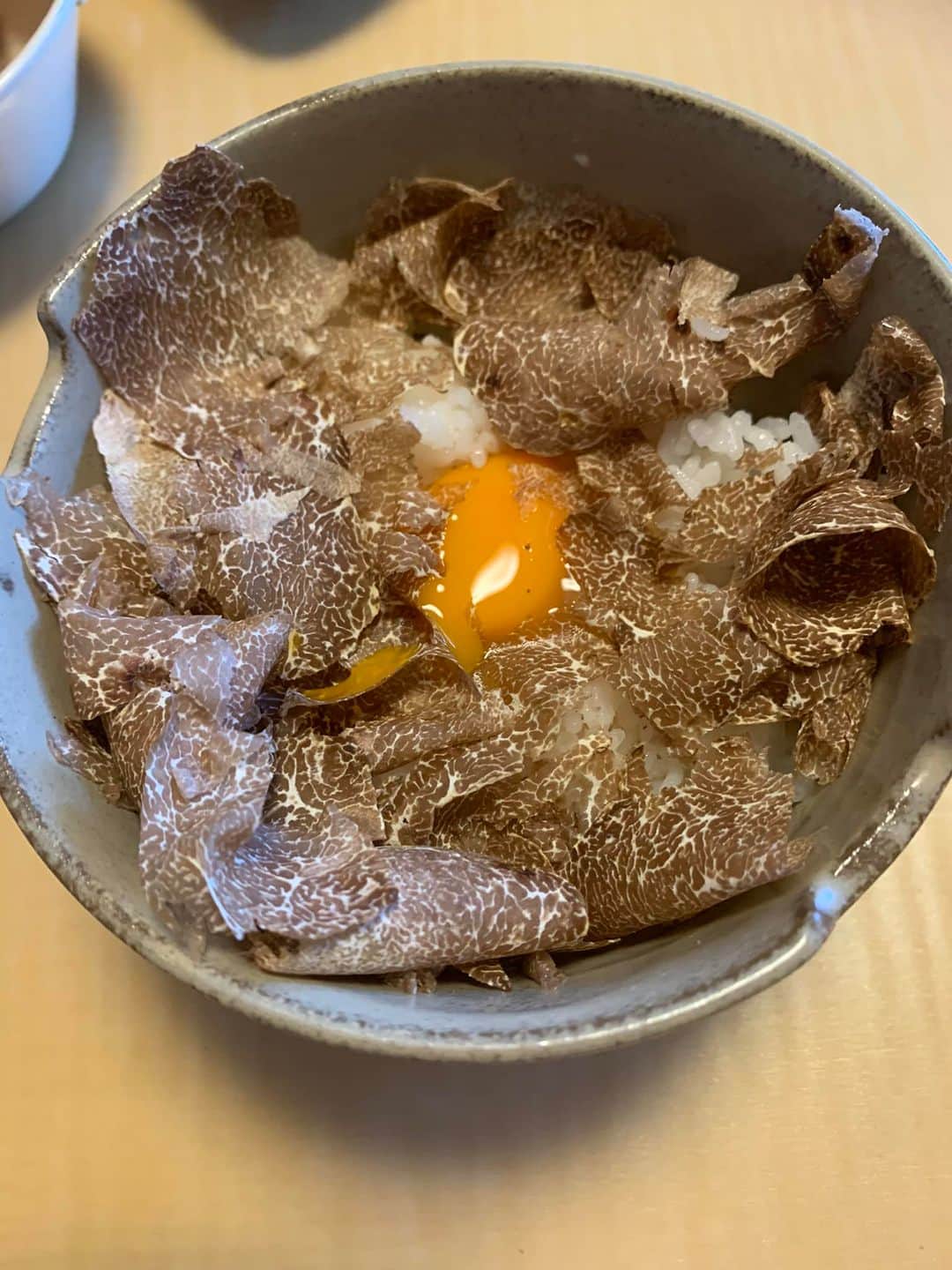 秋山準のインスタグラム：「白トリフ卵かけご飯  昨日のトリフ1個もらって帰ってきまし。98g550€って…  恐ろしい朝飯  #ddtpro #秋山準」