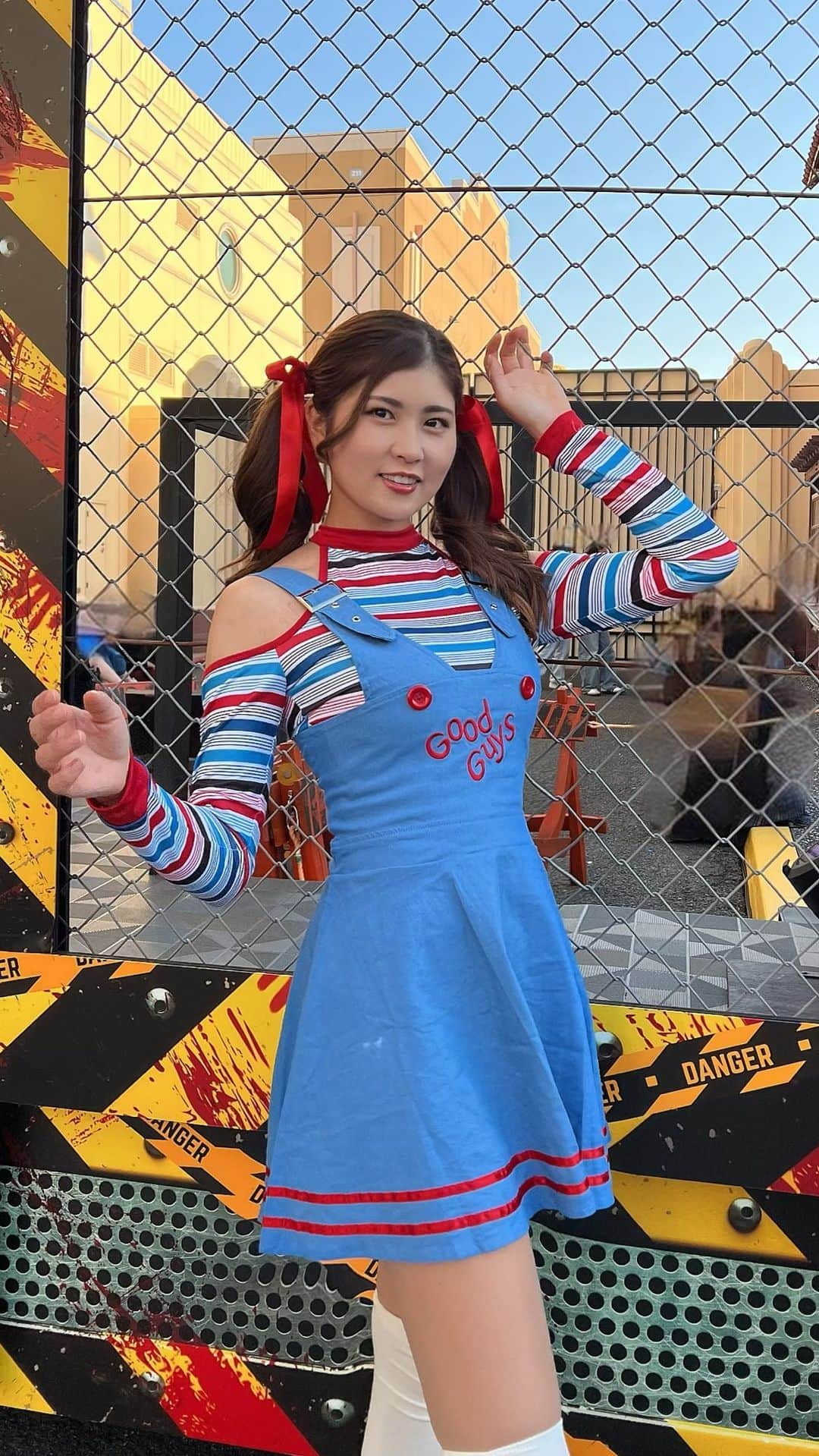 まいまいのインスタグラム：「Halloween👻❤️‍🩹 今年はチャッキーになったよ😝 今回のユニバで初めて140分も並んで 激疲れしたけどたーのしかった♡  ゴルフも遊びも全力で楽しむんだ💘  📸 @rantaro_golf   #まいごるふ#ゴルフ女子#ユニバ#ユニバコーデ#ユニバコスプレ#チャッキー#チャッキーコス#ハロウィンユニバ#ハロウィン#ハロウィンコスプレ#ゾンビ#ホラーナイト#CHILDSPLAY#CHUCKY#usj#halloween」