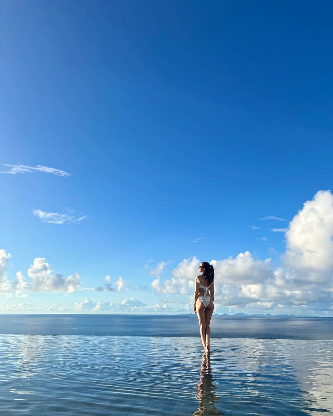のインスタグラム：「*  summer🩵🤍💙☁️☀️🌈 .  #summer #infinitypool #夏の思い出 #プールサイドで🍟と🍺 #最高 #bluebird聞こえてきそうな写真」