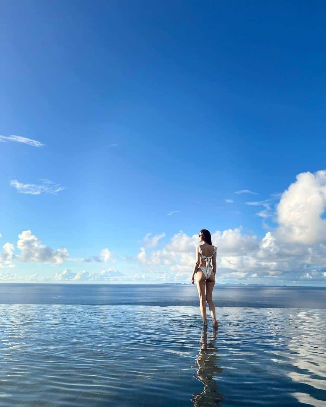 松井由貴美さんのインスタグラム写真 - (松井由貴美Instagram)「*  summer🩵🤍💙☁️☀️🌈 .  #summer #infinitypool #夏の思い出 #プールサイドで🍟と🍺 #最高 #bluebird聞こえてきそうな写真」10月20日 11時22分 - yukimi_1122