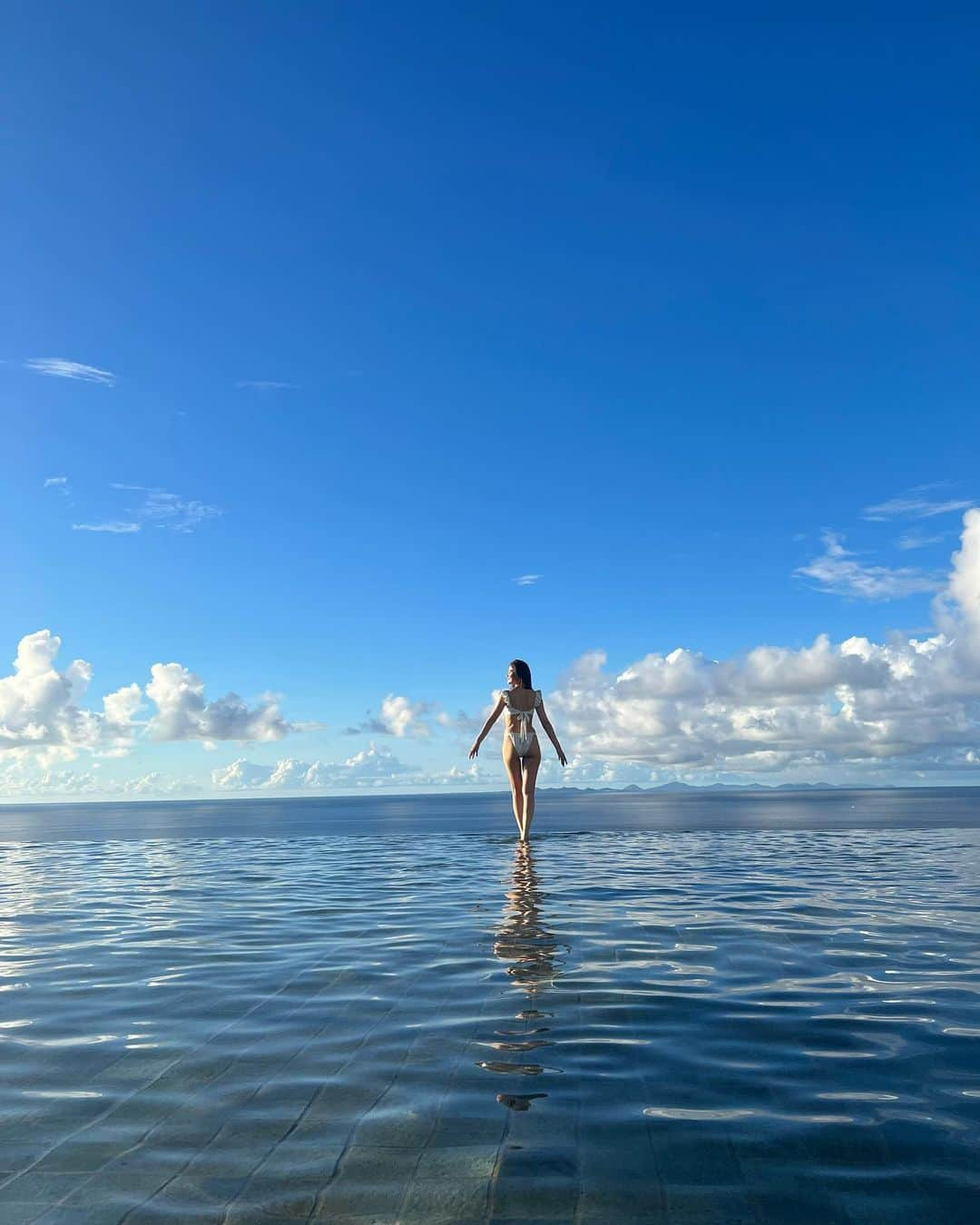 松井由貴美さんのインスタグラム写真 - (松井由貴美Instagram)「*  summer🩵🤍💙☁️☀️🌈 .  #summer #infinitypool #夏の思い出 #プールサイドで🍟と🍺 #最高 #bluebird聞こえてきそうな写真」10月20日 11時22分 - yukimi_1122