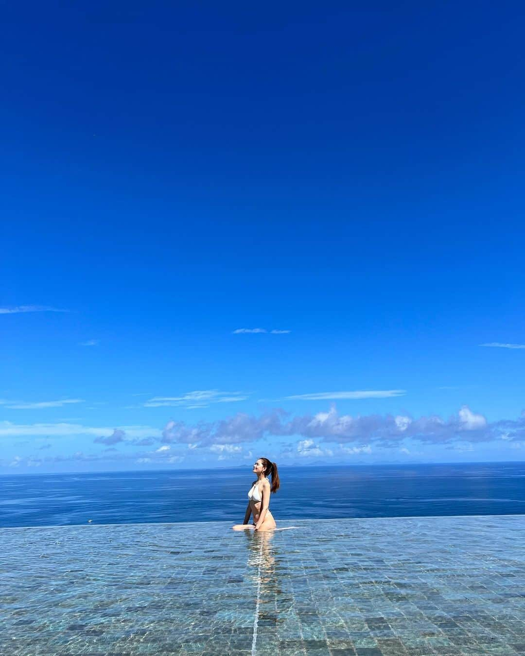 松井由貴美さんのインスタグラム写真 - (松井由貴美Instagram)「*  summer🩵🤍💙☁️☀️🌈 .  #summer #infinitypool #夏の思い出 #プールサイドで🍟と🍺 #最高 #bluebird聞こえてきそうな写真」10月20日 11時22分 - yukimi_1122