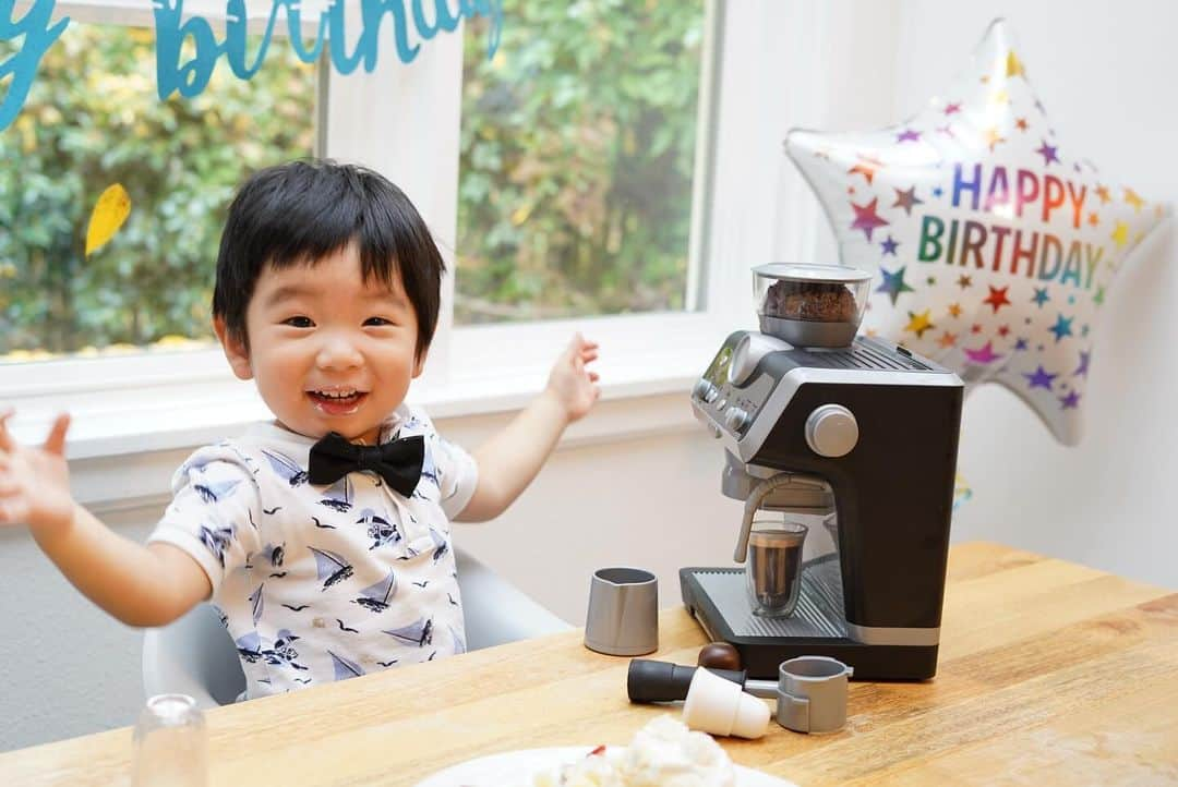 永瀬まりさんのインスタグラム写真 - (永瀬まりInstagram)「He is now 2 years old👦🏻⭐️He makes great lattes using the latte machine toy received as a birthday gift☕️  Happy birthday, my little champ🫶  息子2歳になりました🧸 まだお誕生日の概念はないと思いますが、いつもと違う飾り付けや大好きな風船🎈それから初めてのケーキを貰って🍰なんだか嬉しそうにしていました🤭💗  誕生日プレゼントはお友達の家で遊んで気に入っていた、おもちゃのラテマシーンです🧸  手探りのアメリカ育児、主人と二人三脚で歩んだ2年間🙏 パパとママも2歳🤱みんなでおめでとう🍾  #birthdayboy #2yearsold」10月20日 11時32分 - mari_handmodel