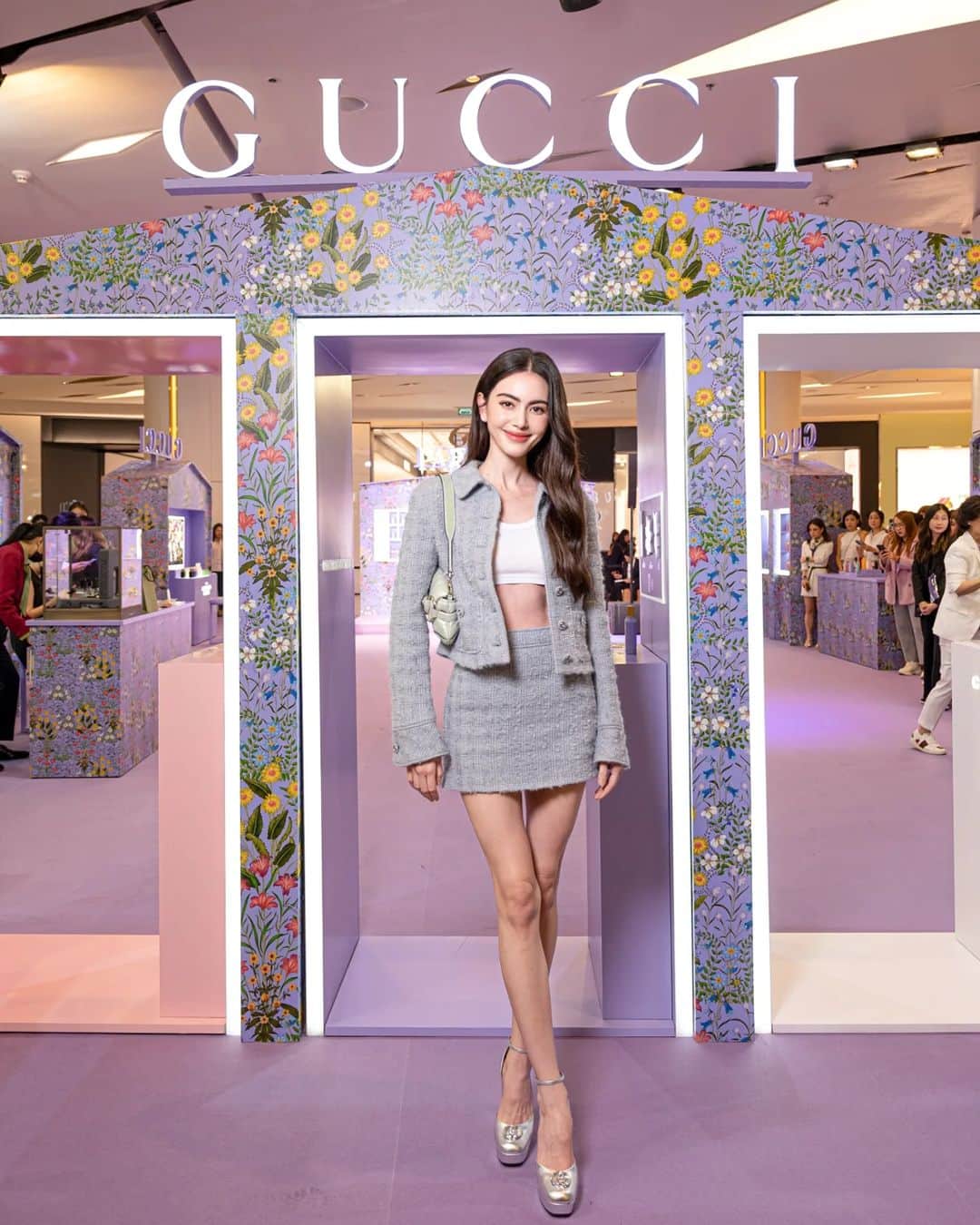 マイ・ダーウィカーのインスタグラム：「@guccibeauty เปิดตัว Gucci Flora Gorgeous Magnolia Eau de Parfum น้ำหอมขวดม่วงแสนหวาน สมาชิกลำดับ 3 ที่เข้ามาเติมเต็มอิสรภาพพร้อมกลิ่นหอมของหมู่มวลดอกไม้ให้กับโลก #FloraFantasy  และเพื่อเฉลิมฉลองให้กับการเปิดตัวน้ำหอมครั้งนี้ @guccibeauty ยังได้เนรมิตป๊อบอัพสุดพิเศษ ที่ตกแต่งด้วย Flora Pattern อันเป็นเอกลักษณ์ในเฉดสีม่วงเช่นเดียวกับตัวขวด ให้เหล่ากุชชี่แก๊งค์แวะเวียนไปจับจองเป็นเจ้าของพร้อมโปรโมชั่นพิเศษก่อนใคร! ณ Hall of Fame ชั้น M สยามพารากอน ระหว่างวันที่ 18 - 24 ตุลาคมนี้เท่านั้น  @guccibeauty #GucciBeauty #FloraFantasy」