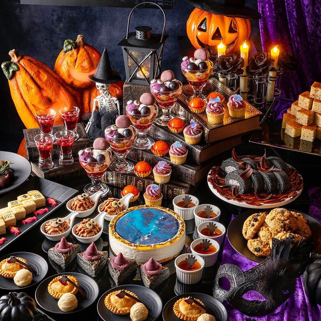 Hilton Odawara Resort & Spaさんのインスタグラム写真 - (Hilton Odawara Resort & SpaInstagram)「\🎃ハロウィン間近‼︎シェフのスペシャルスイーツ🍰/  ザ•ロビーラウンジで開催中のハロウィンスイーツビュッフェ2023「魔法使いと魔女のティーパーティー」でおひとり様お一つ限定で提供されるシェフのスペシャルスイーツをご紹介❣️今回お楽しみいただけるのはこちらの2種🧙‍♀️  ≪永遠の美　Eternal Beauty≫🍇 身体が錆びるのを防いでくれるポリフェノールがたっぷりの旬のぶどうを使ったパフェは魔女たちも大好きなスイーツ！ サワークリームを使用した爽やかなクリームとカシスのマカロンを添えて。 テーブルにお届けされる目玉付きのシャーベットを乗せたら完成！  ≪悪魔の魂　Devil‘s Soul≫🪓  血が滴る斧が刺さったスイーツの正体は温かいチェリーパイ！相性抜群のバニラアイスを添えてお席までお届けします♪  ヒルトン小田原リゾート＆スパのハロウィンスイーツビュッフェは10月29日（日）まで！上記のほか、ハロウィンスイーツがずらりと並びます👻 ※土日祝日限定開催、要予約  ご予約•詳細はプロフィール欄の公式サイトURLよりご覧ください！  10月の週末はご家族やお友達、みんなでヒルトン小田原リゾート&スパのハロウィンを楽しもう❣️  #ヒルトン小田原 #小田原 #小田原旅行　#旅先グルメ #小田原ホテル #秋グルメ #デザートビュッフェ #スイーツビュッフェ #ハロウィン #ハロウィンスイーツ #モンスター #魔女 #おばけ #魔法使い#神奈川旅行 #子連れ旅行にオススメ#happyhalloween #trickortreat #thelobbylounge #hiltonodawararesortandspa #nebukawa #odawara #hakone」10月20日 19時00分 - hiltonodawara