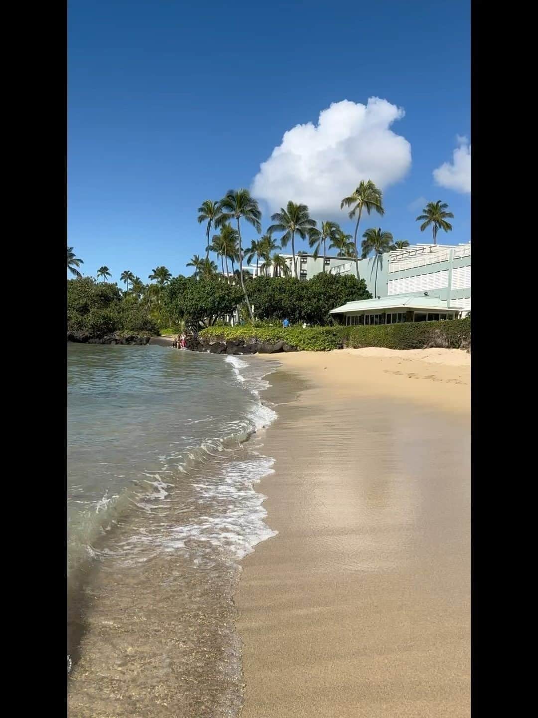 内田敦子のインスタグラム：「⁡ ⁡ 絵美里が誘ってくれて一緒に行ったハワイ🏝️🌺✨ ⁡ 現地コーディネーターさとこさんに ご紹介していただいたおかげで Kahala Hotelで素敵な時間を過ごせました✨ ⁡ #pr #hawaii #kahalabeach #kahalahotel」