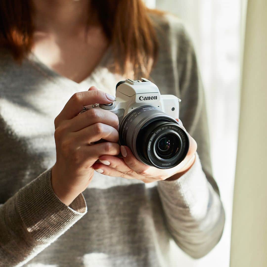 のインスタグラム：「#eoskiss シリーズの最新ミラーレスモデル「EOS Kiss M2」。 . Kissシリーズ最軽量＆コンパクトなボディに、人物の「瞳」を追いかける瞳AF機能を搭載し、動き回るお子様の撮影でも大切な一瞬を逃しません。 初めてのカメラにもおすすめのモデルです。 . #EOSKissM2 の詳細は、本アカウントのプロフィール（ @with.kiss ）にあるURLから。 . ★Kissユーザーの皆さんの写真をご紹介！ . キヤノンEOS Kissで撮られた写真に「 #Kissカメラ 」をつけて投稿いただいた皆さまの写真をご紹介します。 . #EOSKissM2 #KissisMyLife #eoskiss #withkiss #キヤノン #canon #eos #kissカメラ #育児 #子育て #親ばか #こども #子供 #写真」
