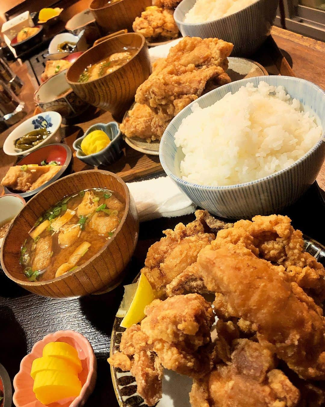 新宿寅箱のインスタグラム：「・ やって来ました フライでフライデー‼︎ ・ 華金は『唐揚げ定食』で決まり 生ビールとご一緒にど〜ぞ♪ #唐揚げ #唐揚げ定食 #揚げ物 #フライデー #新宿寅箱 #寅箱 #寅箱ランチ #新宿グルメ #新宿ランチ #新宿御苑前グルメ #新宿御苑前ランチ #新宿三丁目グルメ #新宿三丁目ランチ #新宿居酒屋 #東京グルメ #東京ランチ」