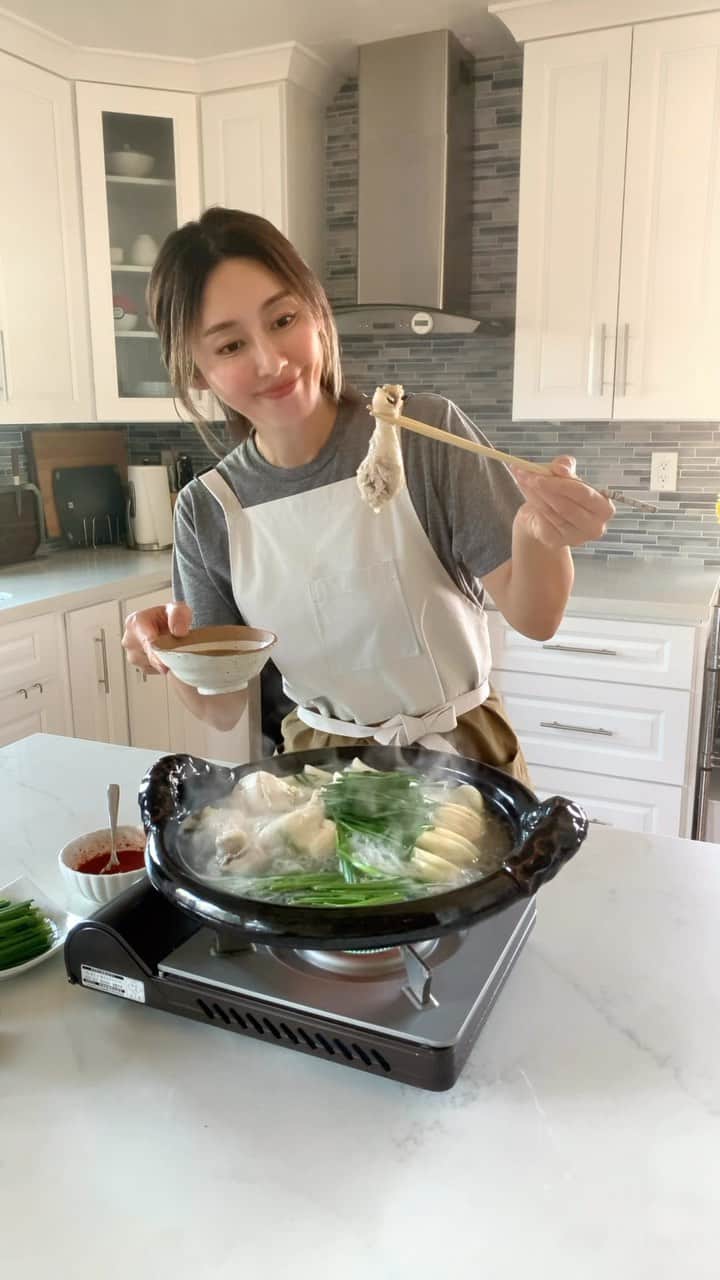のインスタグラム：「肌寒い日には熱々のタッカンマリ。スープが濃厚に仕上がりました。子供たちはカルグクス(麺)と一緒に😋 추워지는 날엔 닭한마리~ 애들은 칼국수와 함께^^  - - - - - - - - - -  タッカンマリ(鶏一羽)、じゃがいも、ニラ、韓国餅 出汁用…玉ねぎ、ネギ、にんにく、生姜、お酒、塩 水唐辛子…粉唐辛子 大2、お湯 1カップ たれ…砂糖 大1、お酢 1/4カップ、醤油 1/2カップ、水 1カップ、お好みでニラ、玉ねぎ、からし 닭, 대파, 양파, 통마늘, 생강, 청주, 소금 감자, 떡볶이떡, 부추, 칼국수면 물고추… 고춧가루2, 뜨거운물1컵  간장소스… 설탕1, 식초1/4컵, 간장1/2컵, 물1컵 , 있으면 부추, 양파, 취향 따라 연겨자, 다잔머늘」