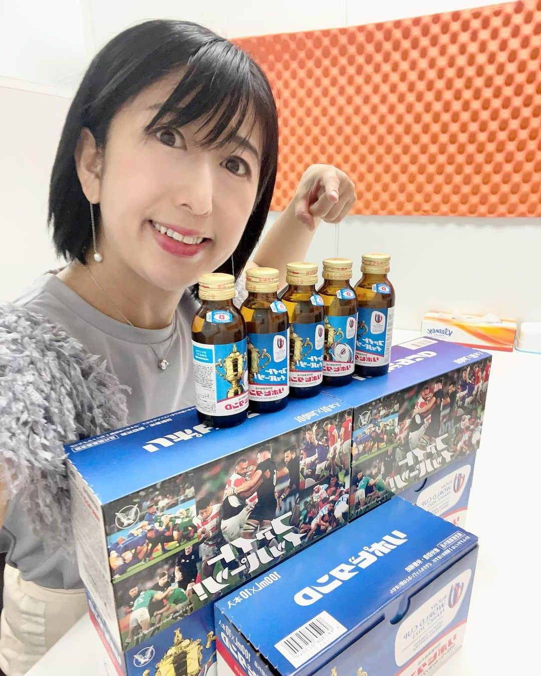 有働文子のインスタグラム：「#オールウェーブアソシエツ の事務所の皆さま🫶✨  大正製薬の担当者さんから、#ラグビーワールドカップ2023 仕様のリポビタンDを50本いただきました🏉  いよいよワールドカップは、今週末から #セミファイナル に突入です🇫🇷早朝ですが、お時間あれば観てください🍀  早いもの勝ちですので、事務所にお立ち寄りの際は、#ファイトイッパーツ しながら、ぐびぐび飲んで下さい❤️  新オフィスも素敵な場所ですよね🍀 気持ち良くお散歩中🚶‍♀️🚶‍♀️  #RWC2023  #リポビタンD #rwc2023france🇫🇷  #フリーアナウンサー #アナウンサー #ラグビー #大正製薬 #オールウェーブ #ラグビーワールドカップ2023」