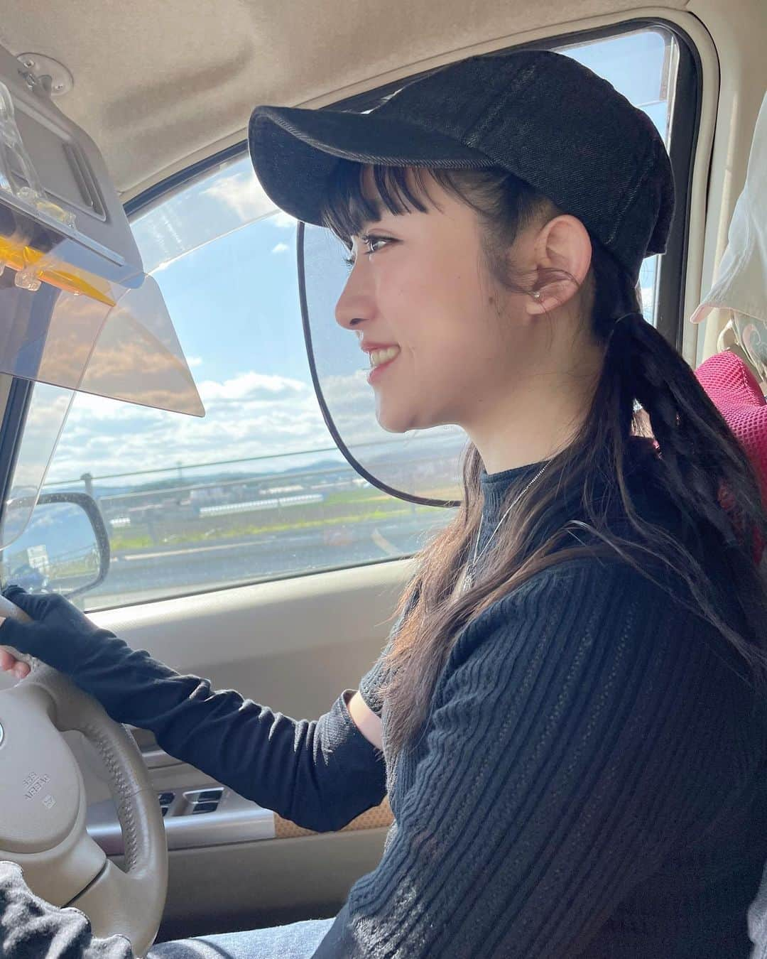 新井ひとみさんのインスタグラム写真 - (新井ひとみInstagram)「明日から二日間宮城でライブ♪  実家に帰ったら、運転ちゃんとしてます笑  @baikado_shiogama の藻なかサブレ  ほんと好き.....💘 @sugiharaisao の牡蠣も本当おっきかったよぉ‼︎ チュルン！口いっぱいに頬張っちゃった///  #女子流　#東京女子流　#新井ひとみ　#ひーちゃん宮城の旅　#宮城　#宮城県観光 #宮城観光 #松島湾　#観光 #利府町 #馬の背　#馬背　#海鮮　#杉原功商店 #牡蠣　#茶屋勘右衛門 #梅花堂の藻なかサブレ #藻なかサブレ  #98 #98년생 #98年組と繋がりたい 　#패션스타그램　#每日穿搭　#日系穿搭　#팔로우미　#얼스타그램　#일본인　#예쁘다그램　#옷스타그램　#뷰티스타그램」10月20日 11時39分 - hitomi_tokyogirlsstyle