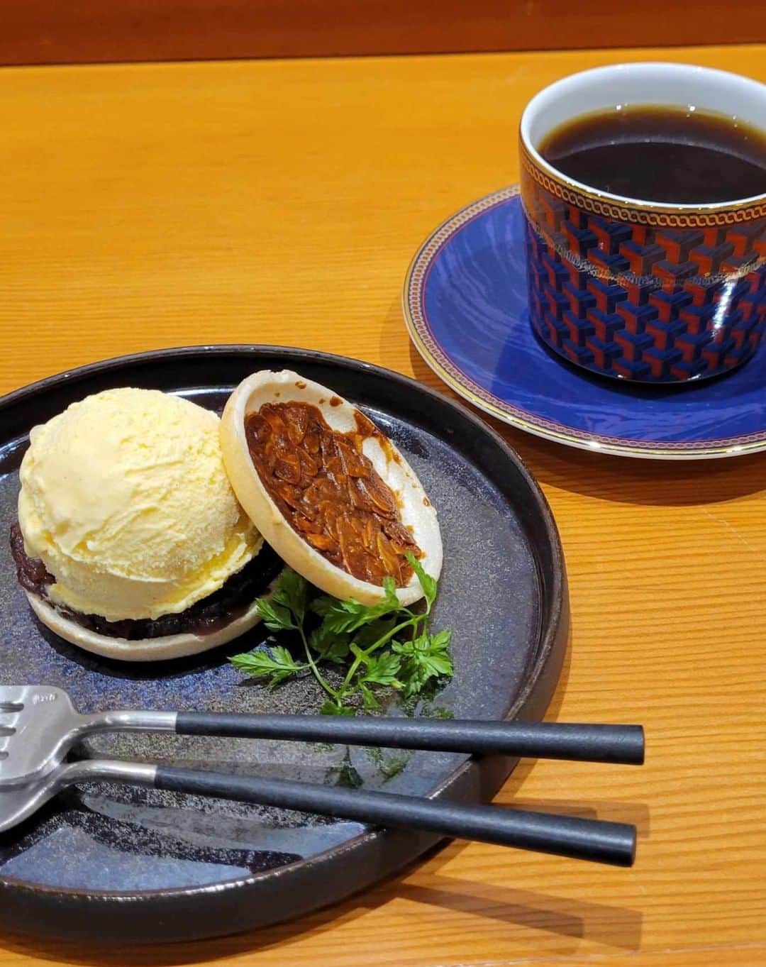 小野友葵子さんのインスタグラム写真 - (小野友葵子Instagram)「【両国ORI TOKYOさん】  大好きなカフェ。  両国にあるORI TOKYOさん。  葛飾北斎の富嶽三十六景の 織りが飾られています。🗻  こちらのコーヒーとアイス最中が 最高に美味しい！！❤  アイス最中は、フロランタンの中に北海道産小豆と濃厚バニラアイスが入っているんですよ～！  定期的に行きたくなるお店です。✨  ｡.｡:+* ﾟ ゜ﾟ *+:｡.｡:+* ﾟ ゜ﾟ *+:｡.｡ 🎵2023/10/21（土）17:30 Le salon de Clavier https://ameblo.jp/onoyukiko/entry-12823325300.html  📻2023/10/21（土） 動画配信型ラジオレギュラー冠番組 『小野友葵子のBella Serata‼』 第1、第3土曜日 21：00～21：50生放送中 https://ameblo.jp/onoyukiko/entry-12823676036.html  🎵2023/7/2（日）14：30 ムラマツリサイタルホール新大阪（大阪公演） 🎵2023/7/16（日）13：00 ザ・ルーテル・ホール（札幌公演） 🎵2023/9/2（土）13：30 すみだトリフォニー小ホール（東京公演） 🎵2023/11/5（日）14：00※振替 レソラホール（福岡公演） https://ameblo.jp/onoyukiko/entry-12815801256.html  🎵2023/11/12（日）15:00 酵素クレープ専門店クレープアリサ東京 https://ameblo.jp/onoyukiko/entry-12825208626.html  💿小野友葵子コラボ参加CD発売中！ https://ameblo.jp/onoyukiko/entry-12800332342.html  🎼小野友葵子プロデュース若手オペラ歌手グループ『I  BOCCIOLI』メンバー募集中！ https://ameblo.jp/onoyukiko/entry-12800609513.html ｡.｡:+* ﾟ ゜ﾟ *+:｡.｡:+* ﾟ ゜ﾟ *+:｡.｡ 🌹HP https://www.onoyukiko.com/ 🌹ブログ http://ameblo.jp/onoyukiko 🌹Instagram（yukikoonosoprano） https://www.instagram.com/yukikoonosoprano/ 🌹Twitter https://twitter.com/yukiko_ono 🌹YouTube（YukikoOno小野友葵子） https://www.youtube.com/user/VitaRoseaYukikoOno 🌹小野友葵子のコンサートってどんな感じ？ https://youtu.be/bWges5LlLnw ｡.｡:+* ﾟ ゜ﾟ *+:｡.｡:+* ﾟ ゜ﾟ *+:｡.｡  #両国 #両国カフェ #ORITOKYO #葛飾北斎 #富嶽三十六景 #織り #すみだ北斎美術館 #美味しいコーヒー #アイス最中 #フロランタン #ソプラノ歌手 #オペラ歌手 #オペラ #錦戸部屋女将 #バラ好き #パンダ好き #ミラノ #イタリア #ラジオパーソナリティー #プロデューサー #若手アーティスト支援 #デビュー15周年」10月20日 11時47分 - yukikoonosoprano