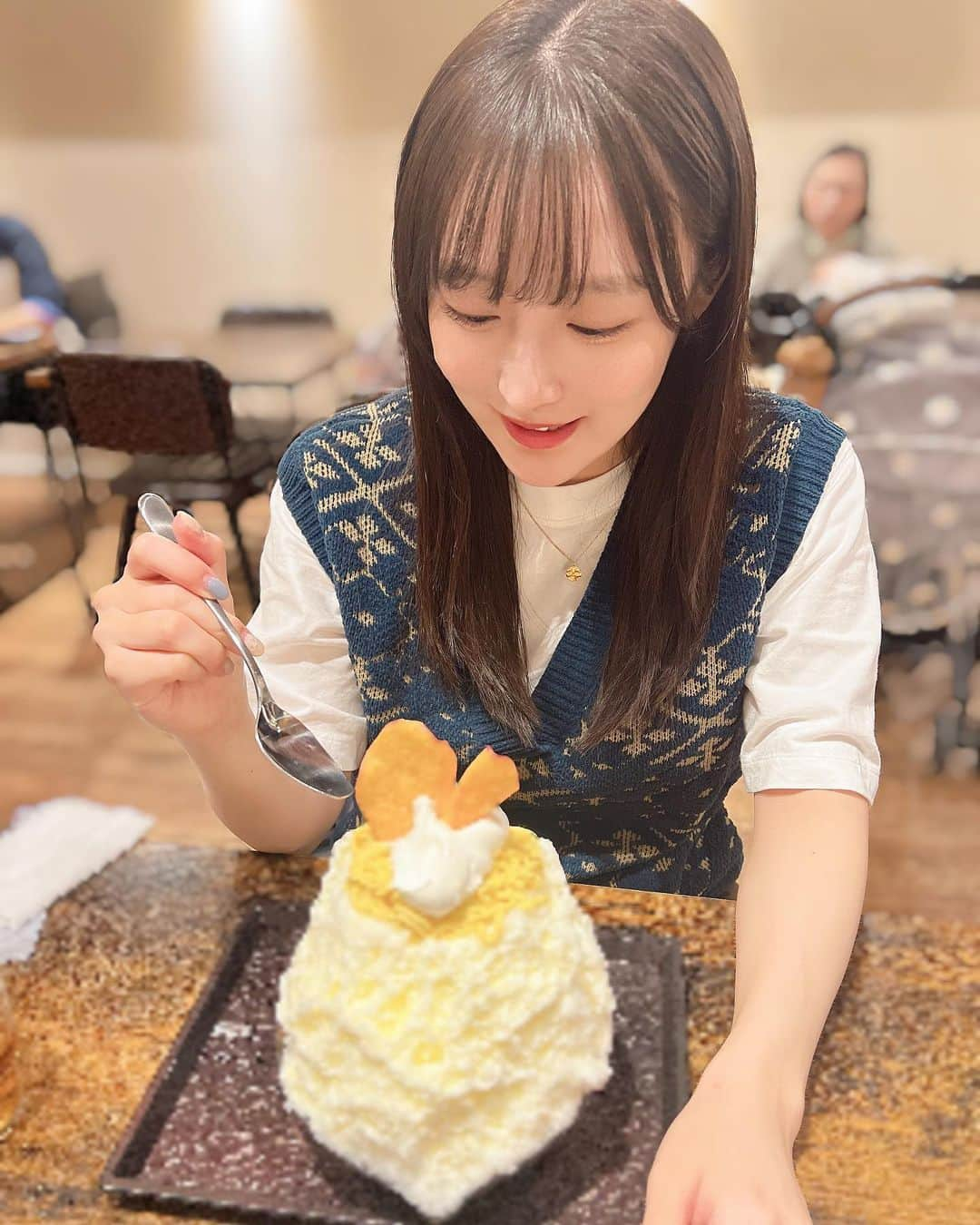 鎌田菜月さんのインスタグラム写真 - (鎌田菜月Instagram)「🍧🫧  一生夏であってほしいです。 苦手な冬の足音がもうします🤧  今月は週末のイベントが続いています☺️ もしかしたら年内会えるのラストの方もいるのかな〜 楽しみましょうね🌻  #思い出グラム #かき氷 #grl #uniqlo」10月20日 11時48分 - nacky_k829