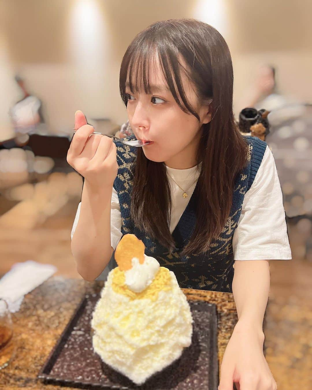 鎌田菜月さんのインスタグラム写真 - (鎌田菜月Instagram)「🍧🫧  一生夏であってほしいです。 苦手な冬の足音がもうします🤧  今月は週末のイベントが続いています☺️ もしかしたら年内会えるのラストの方もいるのかな〜 楽しみましょうね🌻  #思い出グラム #かき氷 #grl #uniqlo」10月20日 11時48分 - nacky_k829