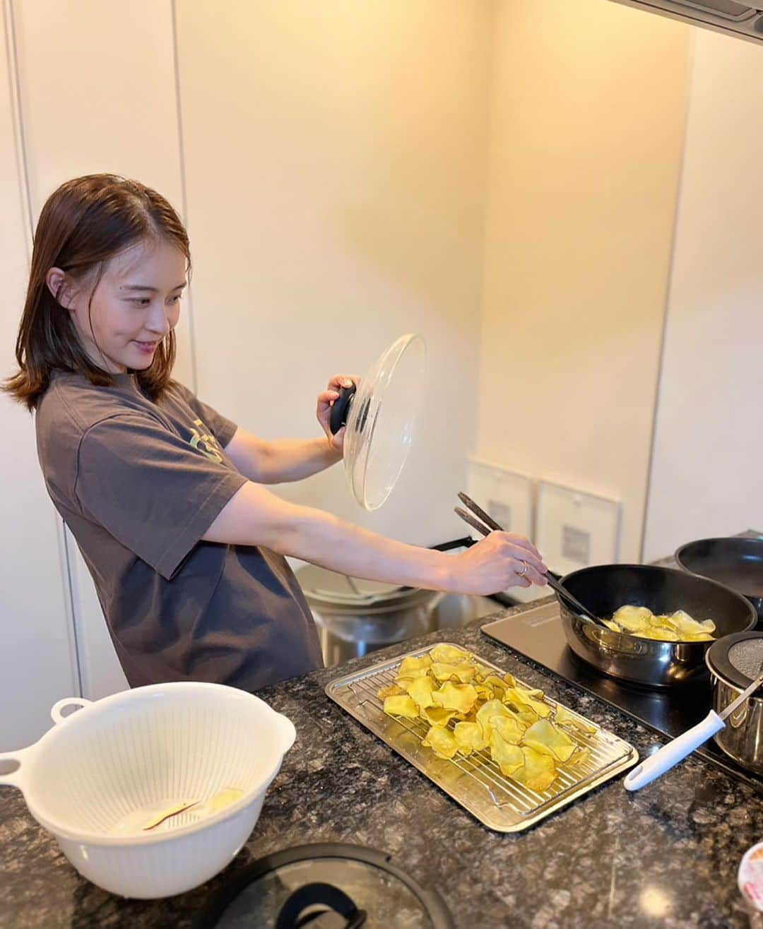 田中理恵さんのインスタグラム写真 - (田中理恵Instagram)「娘が幼稚園のお芋掘りで🍠持って帰ってきたので さつまいもチップス🍠作りましたぁ！ すごい量😆‼️‼️‼️ 私はですね…顔の火傷をした事があるので顔を守っております🤣👍笑 （ちゃんと水分をとっておけば大丈夫です。笑）」10月20日 11時55分 - riiiiiie611