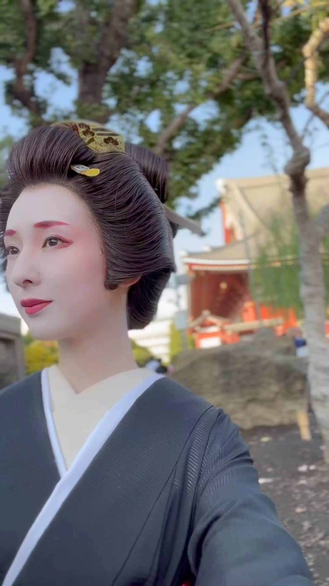 鈴木望のインスタグラム：「芸者..⛩️ 想い出に残しておこう♡  #撮影 #芸者　#geisha  #東京　#tokyo #和装 #着物　#kimono #浅草 #asakusa #浅草寺　#sensouji  #白塗り　#日本文化」