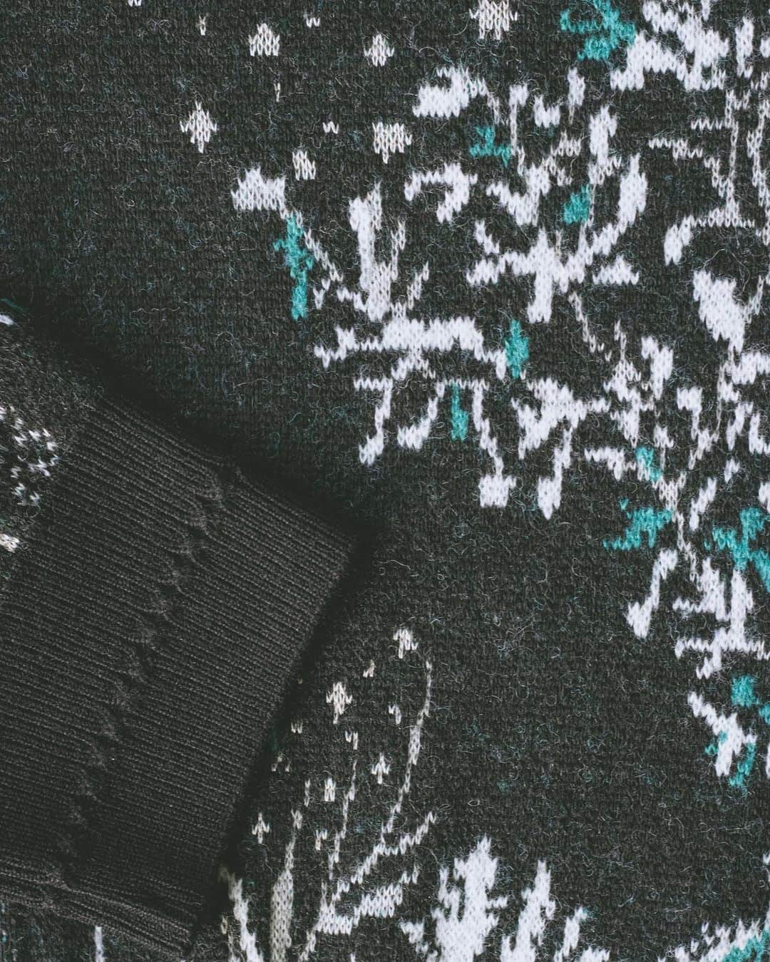 M U R R A Lのインスタグラム：「. 2023 Fall / Winter Collection "FRAGILE"  Snow cover knit series Available now online❄️  深々と降り積もる雪に彩られた雪化粧の世界。 静寂さと儚さを映し出すその光景をダブルジャカードの手法を用いて細部にまでわたって繊細に表現。 ウール混の糸や光沢糸など5種類の糸を用いて柄の立体感を生み出している。 柄組にはまる2日間を要し、職人の繊細な技術を用いて編み立てられている。  #MURRAL #23FW #FRAGILE」