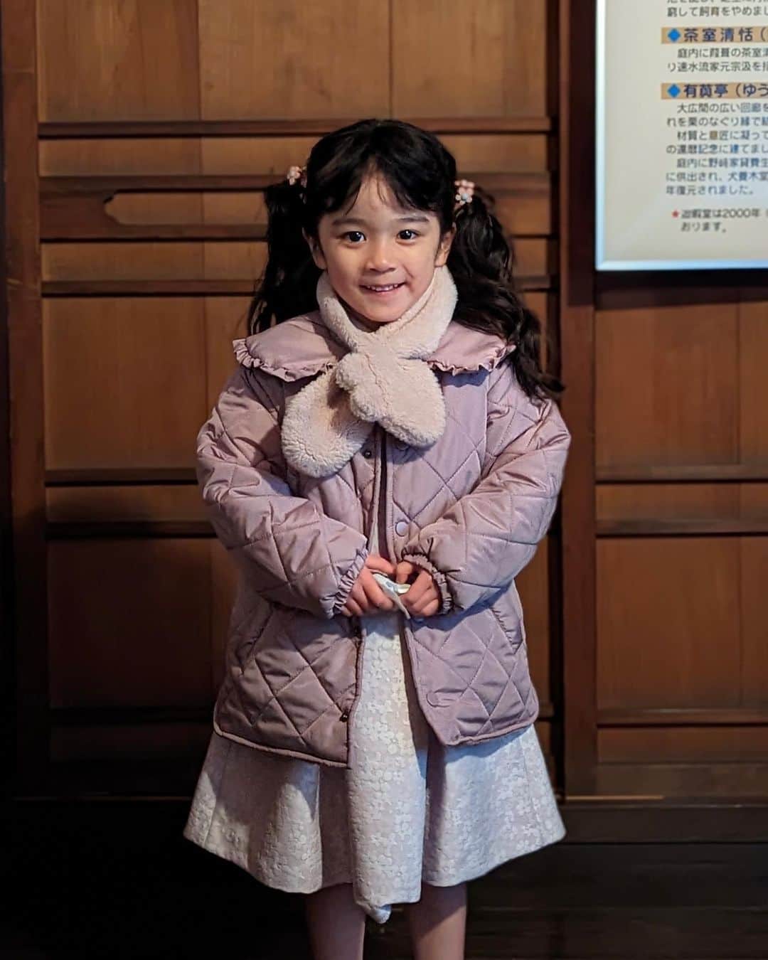 のインスタグラム：「|◤ 岡山ロケ日誌📸 ◢|  現場のアイドル 幸役の #秋山加奈 ちゃん💫  お人形で遊んでいるかと思えば、 時々、監督の椅子に座って モニターをチェックしていたり笑  岡山ロケ後のオフショです🧣  #ミステリと言う勿れ #ミステリ映画 #ミスなか #菅田将暉 #松下洸平 #町田啓太 #原菜乃華 #萩原利久 #鈴木保奈美 #滝藤賢一 #でんでん #野間口徹 #松坂慶子 #松嶋菜々子 #伊藤沙莉 #尾上松也 #筒井道隆 #永山瑛太 #角野卓造 #段田安則 #柴咲コウ #kinggnu」
