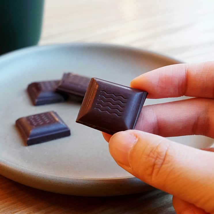ダンデライオン・チョコレート・ジャパンのインスタグラム：「高カカオチョコレートを食べるタイミングはいつ、どれくらいが適切？  栄養価が高く健康効果が期待できるといわれる 「高カカオチョコレート」。 今回は、高カカオチョコレートを食べる おすすめのタイミングと 適切な摂取量をご紹介します。  🌿すっきりしたい朝の目覚めに  高カカオチョコレートには少量の カフェインも含まれているため、 朝に摂取することですっきり目覚めることができます。  🌿仕事の合間に  チョコレートの苦味成分でもある テオブロミンは脳を刺激し、 認知機能を高める効果があるともいわれています。 集中力がなくなってきたときにもおすすめです。  🌿おやつに  高カカオチョコレートはミルクチョコレートや ホワイトチョコレートよりも 砂糖の量が少ない分糖質も控えめ。 糖質が気になる方のおやつとしても適しています。  🌿一日の終わりに 高カカオチョコレートに含まれるテオブロミンには 自律神経を整える作用があるため、 一日の終わりのリラックスしたい時間に食べると 心を落ち着かせてくれる効果があります。  厚生労働省・農林水産省の「食事バランスガイド」に よると、菓子・嗜好飲料の目安量は 1日200kcal程度とされています。  そのため、間食の適切量として1日あたり30gを 超えないようにすることが望ましいです。  ダンデライオン・チョコレートの チョコレートバーでいうと、1日5-9片程度。 高カカオチョコレートは1日のいつでも楽しめますが、 適切な量を守って摂取しましょう。  ＊チョコレートバーのご購入はプロフィールリンクから @dandelion_chocolate_japan  #dandelionchocolate #ダンデライオンチョコレート #beantobar #craftchocolate #クラフトチョコレート #chocolate #チョコレート #cacao #カカオ #高カカオチョコレート #ハイカカオチョコレート #チョコレートバー #シングルオリジン #チョコレート好き #チョコレート大好き #シングルオリジン #おやつタイム #蔵前カフェ #伊勢カフェ #アトレ吉祥寺」