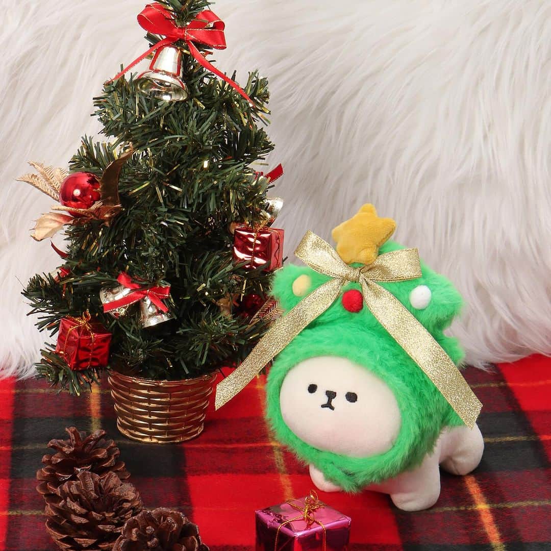 のインスタグラム：「【🎄クリスマスツリー🏡】 ⋆ PLUFFY&Siammyに新作かぶりものが登場！ 心躍るクリスマスシーズンをキュートなPLUFFY&Siammyと一緒に過ごしませんか🎄  ★公式オンラインでは10/20（金）お昼12時より先行予約販売スタートです🛒✨ プロフィールTOPから詳細ページへGOGO💨  この時期限定のデザインですので売り切れる前にチェックしてくださいね❣️ ⋆ #pluffy #siammy #pluffy_family_lifestyle #lbc #Xmas #christmas #ぬい活 #ぬい撮り #ビションフリーゼ #いぬすたぐらむ #dog #cat #강아지 #고양이」