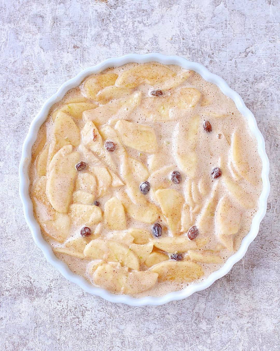 おうちごはん編集部さんのインスタグラム写真 - (おうちごはん編集部Instagram)「【 #りんごのケーキ 】#レシピ あり▼  これから旬を迎えるりんご🍎  今回は甘酸っぱいりんごをたっぷり使った焼きっぱなしのおいしいケーキレシピをご紹介します💗  イタリア家庭では定番中の定番のこのケーキ、素朴な味わいでヘルシーだから、朝ごはんからおやつ、お祝いまで大活躍✨  お好みで粉砂糖をふったり、バニラアイスを添えたりしてもおいしいですよ🥰  --------👇レシピ👇---------  【Torta di mele トルタ ディ メーレ（りんごのケーキ）】  ▼材料（22cmタルト型または耐熱器） ・りんご（紅玉）……2.5～3個（500～600g） ・レモン汁、皮の擦りおろし……1個分 ・砂糖……80g ・卵……3個  【A】 ・アーモンドパウダー……30g ・薄力粉……15g ・シナモンパウダー……小さじ1 ・塩……ひとつまみ  ・レーズン……60g ・ラム酒……大さじ1と1/2  ▼下準備 ・レーズンとラム酒を合わせておく。  ・タルト型か耐熱器にバター（分量外）を塗って小麦粉（分量外）をふる。またはクッキングシートを敷く。  ▼作り方 1. りんごを4等分に切り、皮を剥いて3～5mm厚にスライスするかスライサーにかける。レモン汁をかけておく。  2. 卵と砂糖をハンドミキサーでしっかりと混ぜる。  3. Aの粉類をふるいながら加えてスパチュラで切るようにして混ぜる。  4. 3にりんご、レーズン、レモンの皮を混ぜ合わせる。  5. 型に入れて表面を整え、170℃のオーブンで25～30分焼き、表面がきつね色になったらアルミホイルをフワッと被せてさらに20～25分焼く。  photo by @michiko_frua_ogata  🔽「Torta di mele トルタ ディ メーレ（りんごのケーキ）」のレシピは、おうちごはんの記事でもご紹介しています！ https://ouchi-gohan.jp/3950/  ------------------  ◆ #おうちごはんLover を付けて投稿するとおうちごはんの記事やこのアカウント、おうちごはん発信のトレンドリリースなどでご紹介させていただくことがございます。スタッフが毎日楽しくチェックしています♪  ◆このレシピを作ってみたいと思った方は「保存📄」を、おいしそうと思った方はぜひ「いいね♥」してね😚  ［staff : さっちー］ ------------------  #おうちごはんlover #おうちごはんラバー #ouchigohanlover #ouchigohan #おうちごはん #おうちcafe #おうちカフェ#トルタディメーレ #Tortadimele #レシピ #秋の味覚 #食欲の秋 #apple #cake #bake #りんご #ケーキ #焼き菓子 #りんごレシピ #お菓子 #おやつ #手作りおやつ #手作りお菓子 #スイーツ #sweets #秋スイーツ」10月20日 12時00分 - ouchigohan.jp