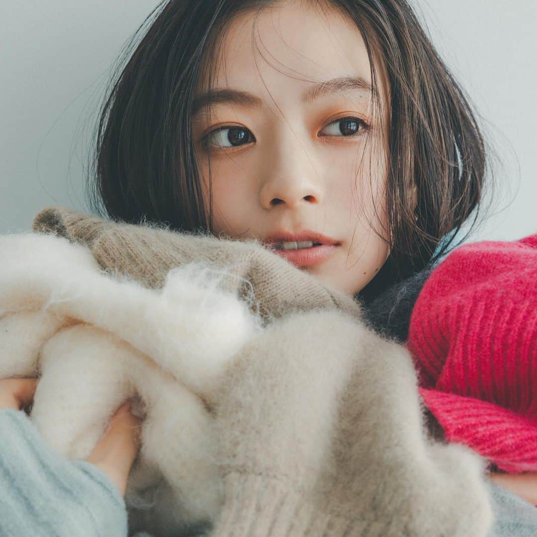 NATURAL BEAUTY BASICのインスタグラム：「松木育未さん着用の 新作webカタログ第2弾が大好評公開中♡  Knit Addiction♡ Feat.Ikumi Matsuki   これからの季節に欠かせない ニットの新作コレクションをお届け。  フレッシュなキャミ＆カーデのアンサンブルに、 スパンコール、スタイリッシュなベストレイヤードタイプ… デイリースタイルを可愛くおしゃれに アップデートしてくれる旬ニットをずらりラインナップ！   #松木育未 さん #新作アイテム #ニット #タートルネックニット #デニム #デニムパンツ #冬コーデ #お出かけコーデ #オフィスコーデ #オフィスカジュアル #通勤コーデ #大人可愛い #カラーコーデ  #着回しコーデ #きれいめカジュアル  #ベーシックコーデ #ベーシック #ナチュラルコーデ #トレンドスタイル #シンプルコーデ #ナチュラルビューティーベーシック #naturalbeautybasic」