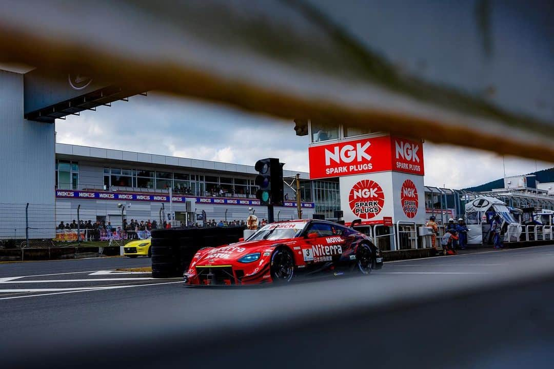 千代勝正さんのインスタグラム写真 - (千代勝正Instagram)「2023 AUTOBACS SUPER GT Round7　AUTOPOLIS GT 450km RACE  たくさんの応援ありがとうございました！  悔しい3位。 第3スティントまでにもっとGAPを作れればと反省。 逆転されたからには、最終戦は追う立場として、チーム一丸、更に気合を入れて、頑張ります。  #Niterra #MOTUL #Z #NDDPRacing #MICHELIN #NISSAN #nismo #ニテラ #モチュール #日産 #ニスモ #千代勝正  #高星明誠 #SUPERGT #スーパーGT」10月20日 12時00分 - chiyokatsumasa