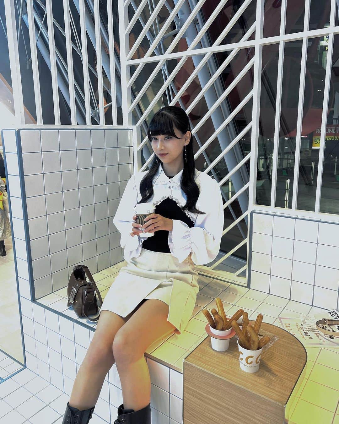 杉山緋那のインスタグラム：「人生で食べたチュロスの中で1番美味しかった!!(本当に) . . . . . . . . . . . . . . . . #今日のコーデ #今日の服 #ootdfashion #jd #女子大生 #かわいい #fyp #hep #hepfive #スタバ #coucouchurros #チュロス #ハーフアップ #shein #shein購入品 #おしゃれカフェ #サンミュージック #サンミュージックプロダクション #sunmusic #actress #model」