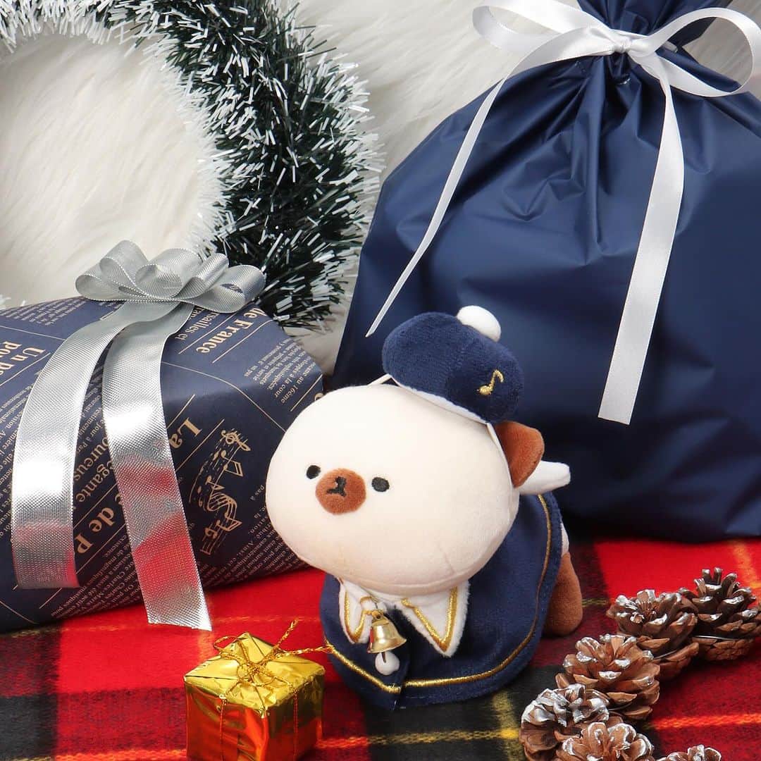 のインスタグラム：「【🎵聖歌隊🎄】 ⋆ PLUFFY&Siammyに新作かぶりものが登場！ 心躍るクリスマスシーズンをキュートなPLUFFY&Siammyと一緒に過ごしませんか🎄  ★公式オンラインでは10/20（金）お昼12時より先行予約販売スタートです🛒✨ プロフィールTOPから詳細ページへGOGO💨  この時期限定のデザインですので売り切れる前にチェックしてくださいね❣️ ⋆ #pluffy #siammy #pluffy_family_lifestyle #lbc #Xmas #christmas #ぬい活 #ぬい撮り #ビションフリーゼ #いぬすたぐらむ #dog #cat #강아지 #고양이」