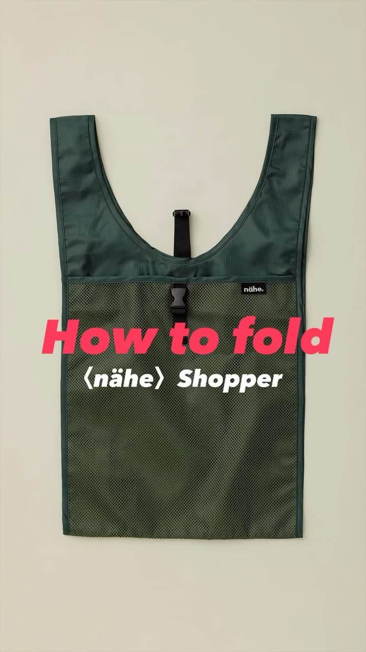 HIGHTIDE/ハイタイドのインスタグラム：「【How to hold】 〈nähe〉のエコバッグ「ショッパー」は、使わない時はコンパクトに折りたためてかさばりません。  1.メッシュポケットの無い側を上にして置く 2.3等分になるよう左右を折りたたむ 3.持ち手部分を折りたたむ 4.下からくるくると巻いていく 5.バックルで留める  S,M,Lの3サイズ共に同じ方法で折りたためます。 ぜひチャレンジしてみてくださいね！ ※動画はMサイズを使用 ※Mサイズは直営店限定アイテムです  #hightide #nähe #nahe #shopper #ecobag #mybag #lunchbag #convinibag #subbag #ハイタイド #ネーエ #ショッパー #エコバッグ #マイバッグ #ランチバッグ #お弁当バッグ #コンビニバッグ #サブバッグ」