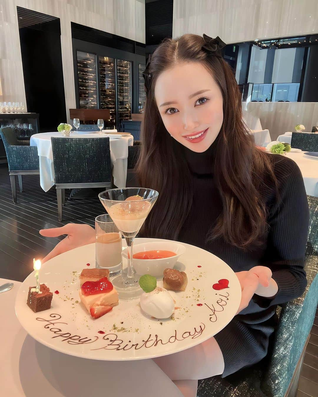 小川真葵のインスタグラム：「出逢って10年のおふたり♡ 毎年お祝いありがとうございます🌹 こんなに素敵なお友達がずっとそばに いてくれてることが私の財産🤝  #誕生日会 #誕生日プレート  #レスプリドゥクゥードゥフランス  #北浜ランチ #北浜グルメ」