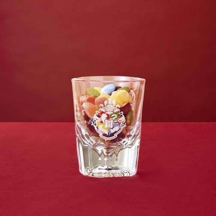 タリーズコーヒーさんのインスタグラム写真 - (タリーズコーヒーInstagram)「🦉☕ ＊゜＿＿＿＿＿＿＿＿＿⚡  10月25日発売 エスプレッソグラス （ホグワーツ）  🏰＿＿＿＿＿＿＿＿＿＊゜  ホグワーツの紋章とタリーズコーヒーのロゴが入った タリーズコーヒーならではのコラボ商品、 「エスプレッソショットグラス」です✨  美しく高級感のあるデザインは、 インテリアとして贈り物にもおすすめです✨  #タリーズハリポタコラボ #タリーズ #ハリポタ #ハリーポッター」10月20日 12時01分 - tullyscoffeejapan