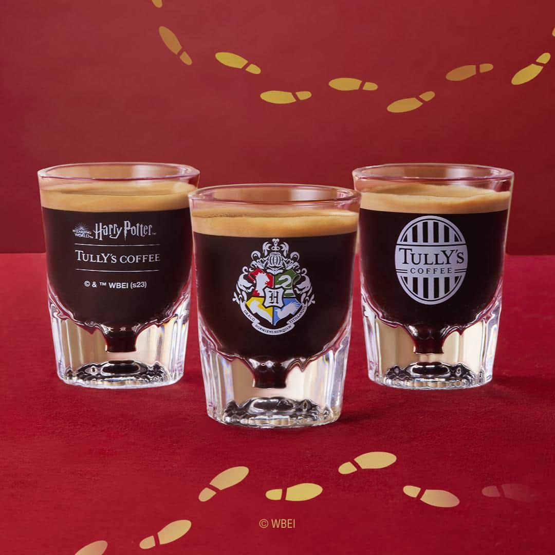 のインスタグラム：「🦉☕ ＊゜＿＿＿＿＿＿＿＿＿⚡  10月25日発売 エスプレッソグラス （ホグワーツ）  🏰＿＿＿＿＿＿＿＿＿＊゜  ホグワーツの紋章とタリーズコーヒーのロゴが入った タリーズコーヒーならではのコラボ商品、 「エスプレッソショットグラス」です✨  美しく高級感のあるデザインは、 インテリアとして贈り物にもおすすめです✨  #タリーズハリポタコラボ #タリーズ #ハリポタ #ハリーポッター」