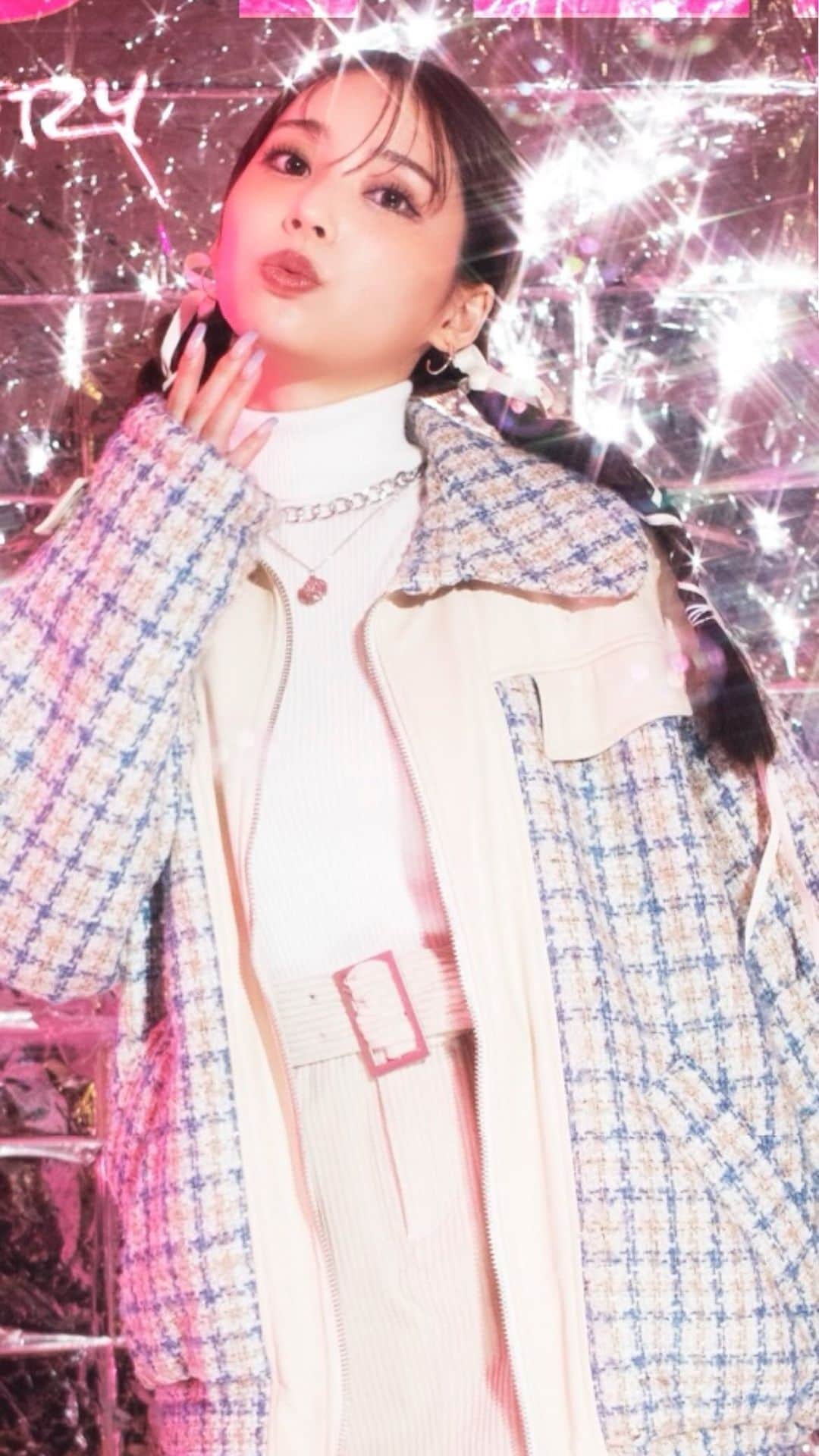 スパイラルガールのインスタグラム：「『OUTER LOOK feat. HOHOMI NASU』 ⁡ ☑︎ツイードミックスビックカラーオーバージャケット ¥31,900(税込) ⁡ ☑︎B-3ボアショートジャケット ¥18,700(税込) ⁡ ☑︎フード付き中綿ロングコート ¥30,800(税込) ⁡ ☑︎レザーライク切替え中綿オーバージャケット ¥27,500(税込) ⁡ ☑︎N-2Bフライトショートジャケット ¥29,700(税込) ⁡ ____________________________________ ⁡ “令和の天使”と呼ばれるビジュアルで SNSを中心に爆発的人気を誇る 『那須ほほみ』 @nasu_hohomi が AWシーズンルックに登場💭 ⁡ ニットの次は寒い冬にかかせないアウターを 5コーデトータルコーディネートでご紹介。 主役級の1枚を。 ____________________________________ ⁡ プロフィール(@spiralgirl_official)のURLからチェック #SPIRALGIRL #スパイラルガール @spiralgirl_official」