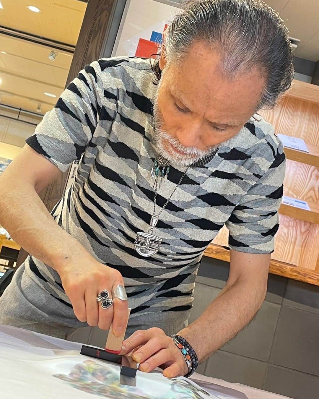片岡鶴太郎さんのインスタグラム写真 - (片岡鶴太郎Instagram)「銀座もとじさんとのコラボレーション展覧会、無事に会期終了致しました🙇‍♂️ 沢山の御客様に御越し頂き、 私の作品を御覧頂きそして御求め頂き、とても嬉しく感激しております。 今回は羽織の裏地『額裏』のデザイン、制作。 初めての試みでした😊 羽織る方の背中を押してくれる縁起の良いもの、エネルギーの湧くものを描かせて頂きました。 私自身も又一つ新たなジャンルに挑戦出来た制作でした😆 これも支えて下さった皆様方の御陰様で御座います。 心より感謝申し上げます。  #片岡鶴太郎#俳優#画家#ヨーギー#ヨガ#つるちゃん#オシャレ#古着#太田プロ#芸人#ぴよこちゃん#おでん芸#ものまね#ボクシング#ちょっちゅね#pm11時起き#銀座もとじ#着物#コラボ」10月20日 12時16分 - tsurutaro_kataoka_official