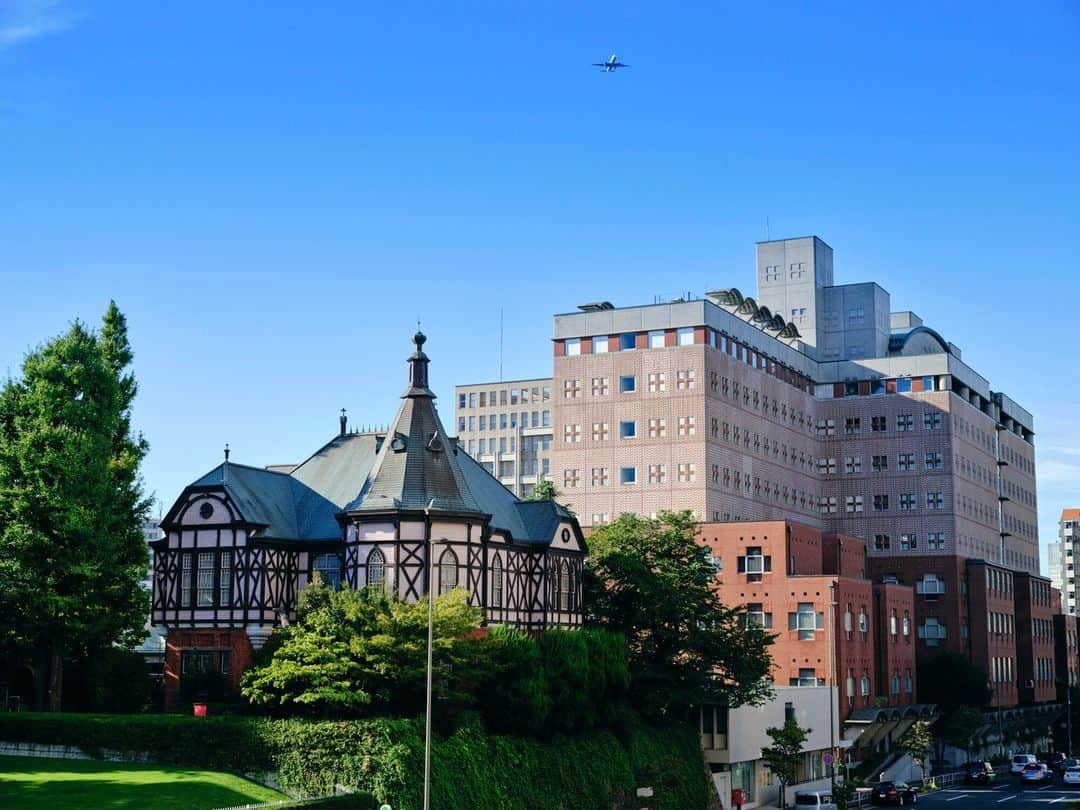 Meiji Gakuin/明治学院大学/明学さんのインスタグラム写真 - (Meiji Gakuin/明治学院大学/明学Instagram)「1枚目：10月の白金キャンパス記念館 2枚目：8月の白金キャンパス記念館  同じような景色でも、季節の移り変わりを感じます☺️ 11月に入ると、紅葉が進み木々が色づいてきます🍁  気温差が大きい日が続きますが、 みなさん元気に過ごしてくださいね。 今日もお疲れ様でした😌  #明治学院大学 #白金キャンパス #横浜キャンパス #白金 #横浜 #秋学期 #秋学期もがんばろう #秋 #紅葉 #明学 #明治学院 #明学人 #勉強 #記念館 #大学 #授業 #明学生 #メイガク #明学ライフ #大学生活 #mgu #meijigakuinuniversity #meijigakuin #meigaku #photography #photographer」10月20日 14時50分 - mguniv
