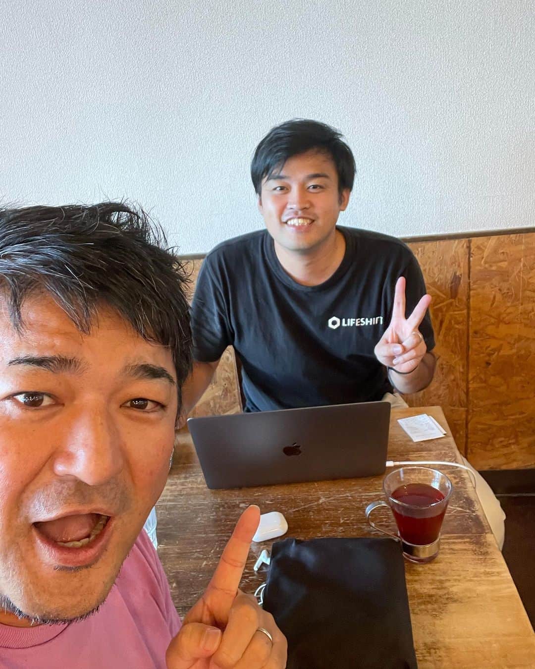 キャンヒロユキのインスタグラム：「「キャンさんお茶しませんか？」と連絡が来て、８年ぶりくらい？に嶺井さんと会ってきました。  嶺井さんは、ワタクシがSNSで麻生要一さんのBoot Camp講義について書いているのを見て興味がわき、現在そのBoot Campに参加している、いわゆる同じ麻生（要一）チルドレンです！  元々はコピーライターを目指していて、そのタイミングで会ったのですが、その後結婚されたお相手のご両親が運営する介護の現場で働くことになり、介護現場の資料作成に時間を費やして大変そうなお相手のご両親の姿を見て、その課題を解決するために「AIで資料を自動的に作成できるプロダクト」開発を進めているようです。  のんびりした性格の方ですが、話をするとしっかりとした「WHY」を持っていて、これからが楽しみです。  Boot Camp最終日のプレゼン、必ず素晴らしいものになると思います！  嶺井さんまた情報交換しましょう！AIエンジニアも紹介してください！」