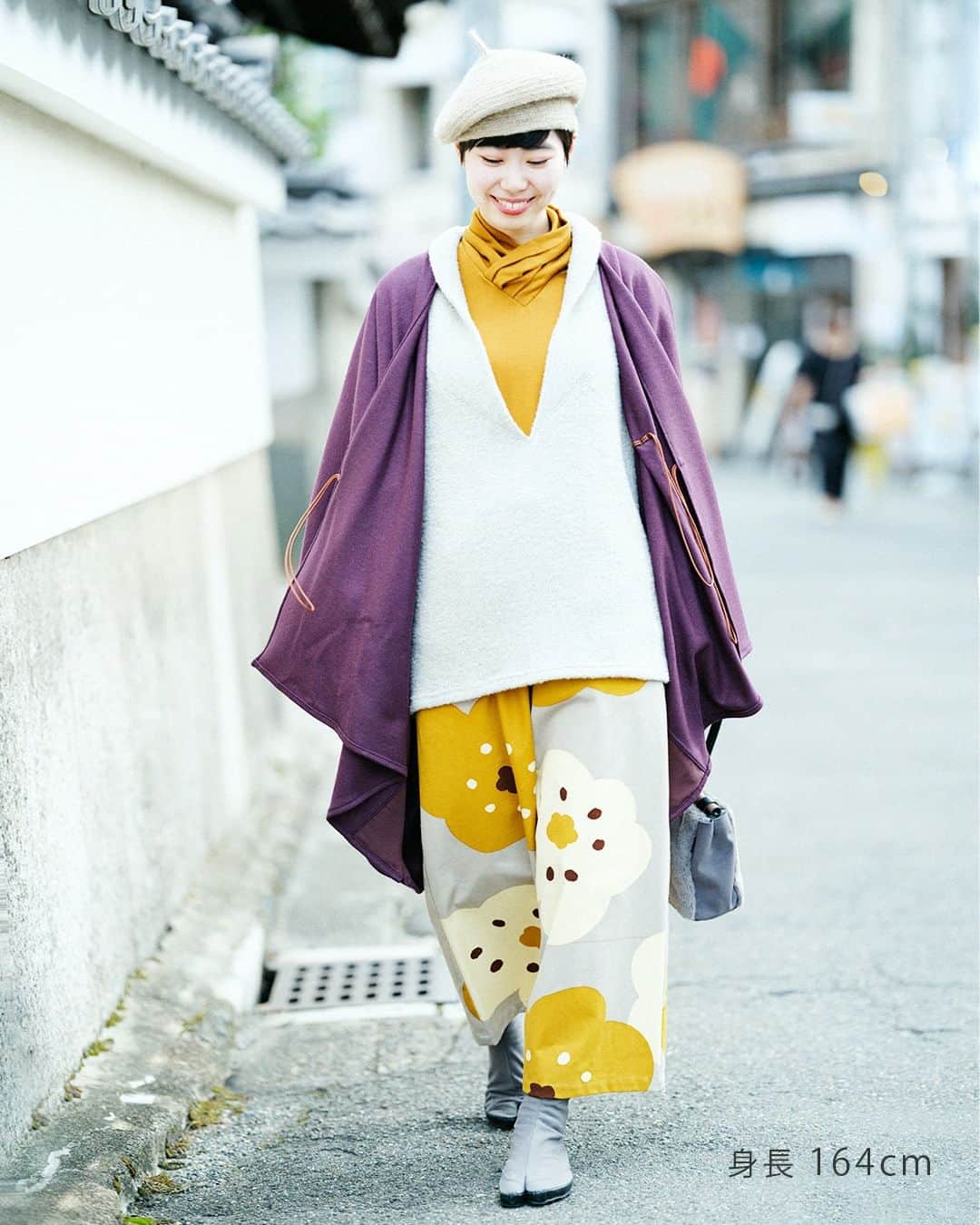 SOU・SOUさんのインスタグラム写真 - (SOU・SOUInstagram)「冬の装いが華やぐ、ほほえみの『広形もんぺ』 - - - - - - - - - - - - 冬の新作アイテムより、人気テキスタイル「ほほえみ」のパンツが登場。印象をぱっと明るく仕上げてくれる、コーディネートの主役級アイテムです。  ウエストは快適なゴムと紐仕様でとっても楽ちんな履き心地。ややハリのある生地のおかげで、ふんわり広がるシルエットがとっても綺麗なんです。幅が広いので動きやすく、体型カバーも叶えてくれますよ。  シンプルなトップスやワンピースと合わせたり、、、一枚持っているとおしゃれの幅も広がりそうです◎(申)  - - - - - - - - - - - -  ■期間 10.19(木) 正午 ～ 10.31(火)13時まで  ■特典 期間中ご予約対象商品12,000円以上ご注文で『 SOU・SOU 輪島漆塗おてもと 』プレゼント(※上限3点／色柄指定不可)  - - - - - - - - - - - -  #sousou #sousoukyoto #sousoustyle #sousou_kabukimono #冬 #冬服 #冬コーデ #冬服コーデ #大人コーデ #京都 #京都観光 #kyoto #着物 #和装 #和装コーデ #日々の暮らし #暮らしを楽しむ #暮らし #漆塗り #輪島 #おてもと #箸 #cutlery #pants #bottoms #パンツ」10月20日 12時09分 - sousoukyoto