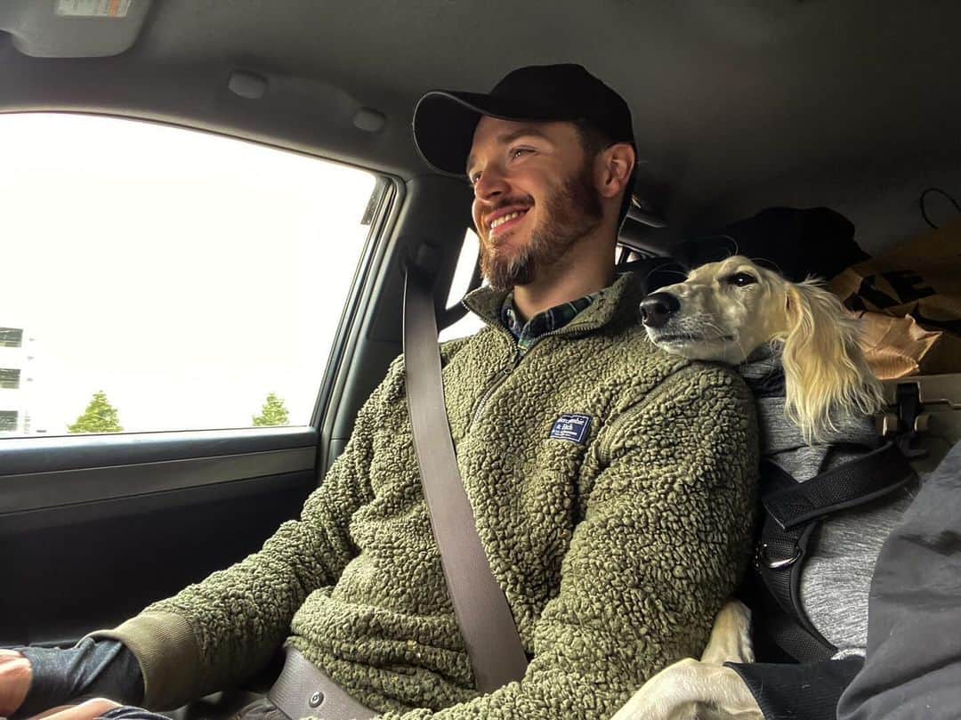 のインスタグラム：「My pal🐶😋  この子はサルーキっていう日本に100匹くらいしかいない、珍しい犬種。 ほんと綺麗でお上品な見た目で、ワンパク遊びたがりなハートの持ち主😍」