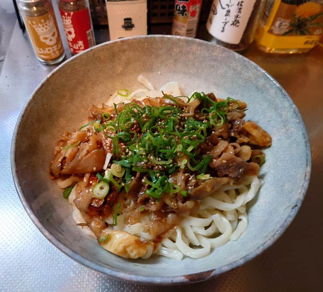 佐藤大のインスタグラム：「岩手県土産で買ってきた。 『名物じゃじゃ麺』を昼御飯に  冷蔵庫に肉、舞茸があったので味噌に和えて半分オリジナル仕様へ  美味かったよ、〆はご飯をぶち込むのさ #じゃじゃ麺 #岩手県グルメ  #夫婦飯 #グランジ大 #椿鬼奴」