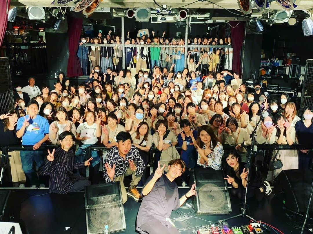 SATOKOのインスタグラム：「#天パプレミアムなんちゃら おっくんソロライブでおっくん故郷の神戸に連れてきてもらいました。 楽しすぎたー！顔ボコボコで痛いけどめっちゃ笑ってめっちゃ演奏しました。最後帰りがたくてホテルで部屋飲みしてたんだが、先にくたばって寝たゴリラが寝相でベッドから落ちるとこまで見届けて無事に解散した我々…。笑」